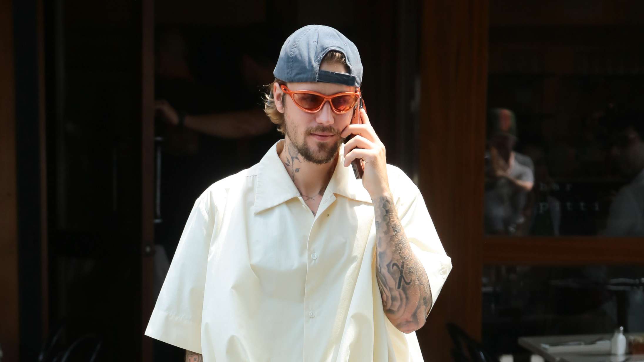 Se Justin Bieber spille surprise-koncert i park for mikroskopisk publikum
