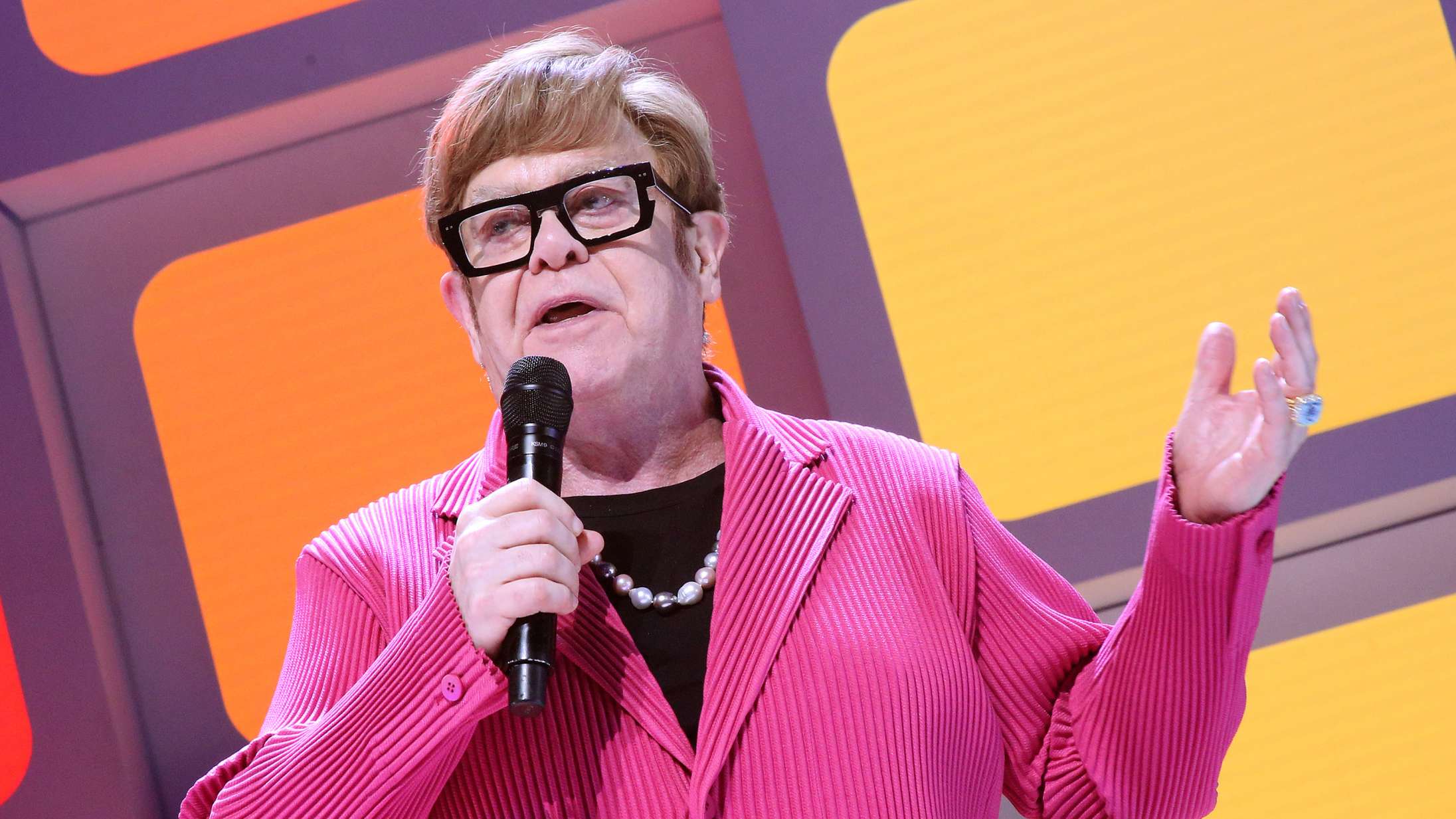 Elton John joker om at have mistet synet til Golden Globes – se videoen