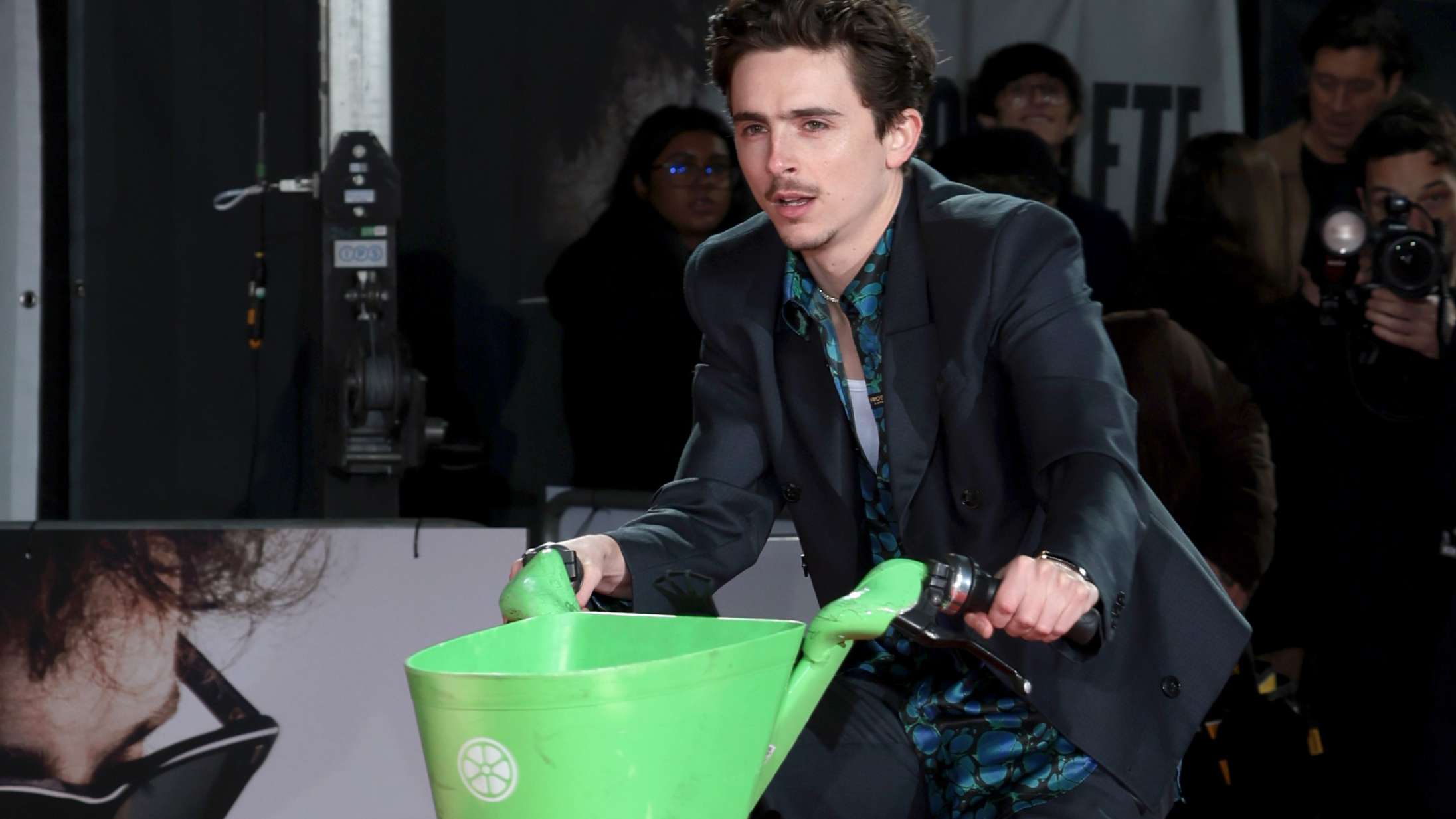 Timothée Chalamet cyklede ned ad den røde løber på lejet Lime-bike