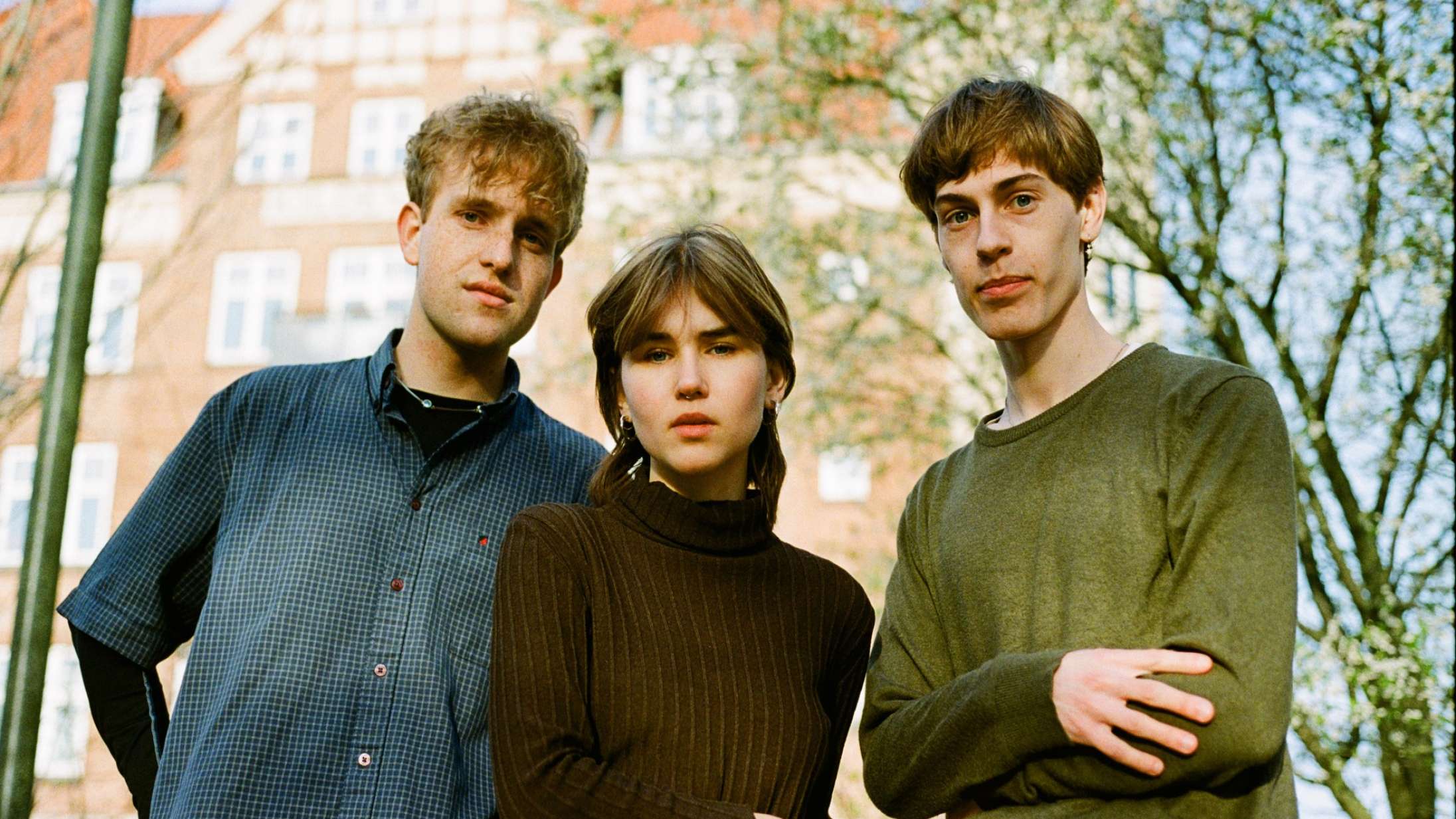Særligt én sang på Kayaks ‘Under øjenlåg’ vidner om, hvor meget den danske trio har at byde på