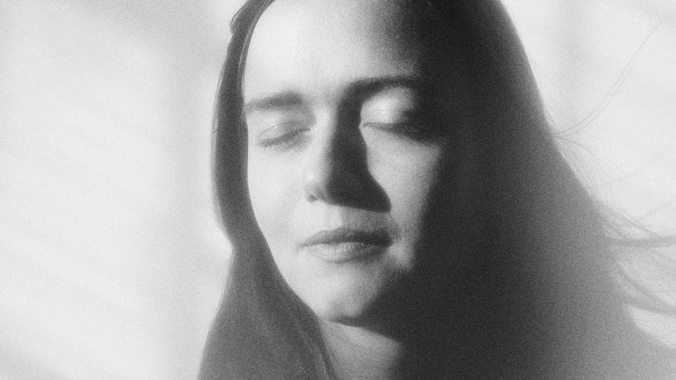 Mau Lindow Tarbensens debutroman ’Salat’ er bedst i sine beskrivelser af internetcaféen og salatfabrikkens frokoststue