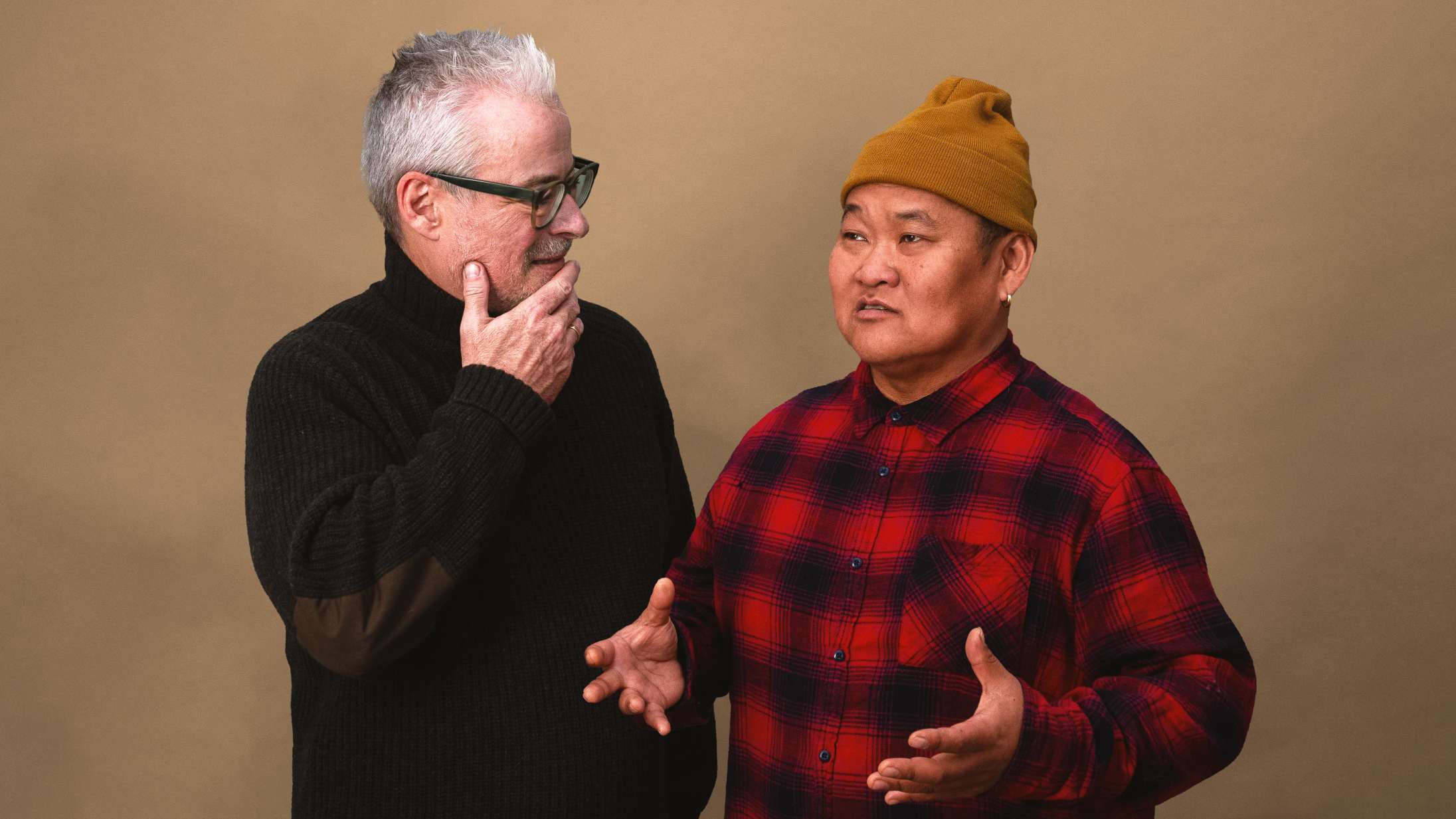 På papiret er ‘Historien om alt’ den perfekte historiepodcast, men Rane Willerslevs afbrydelser står i vejen for Simon Juls fortælleglæde