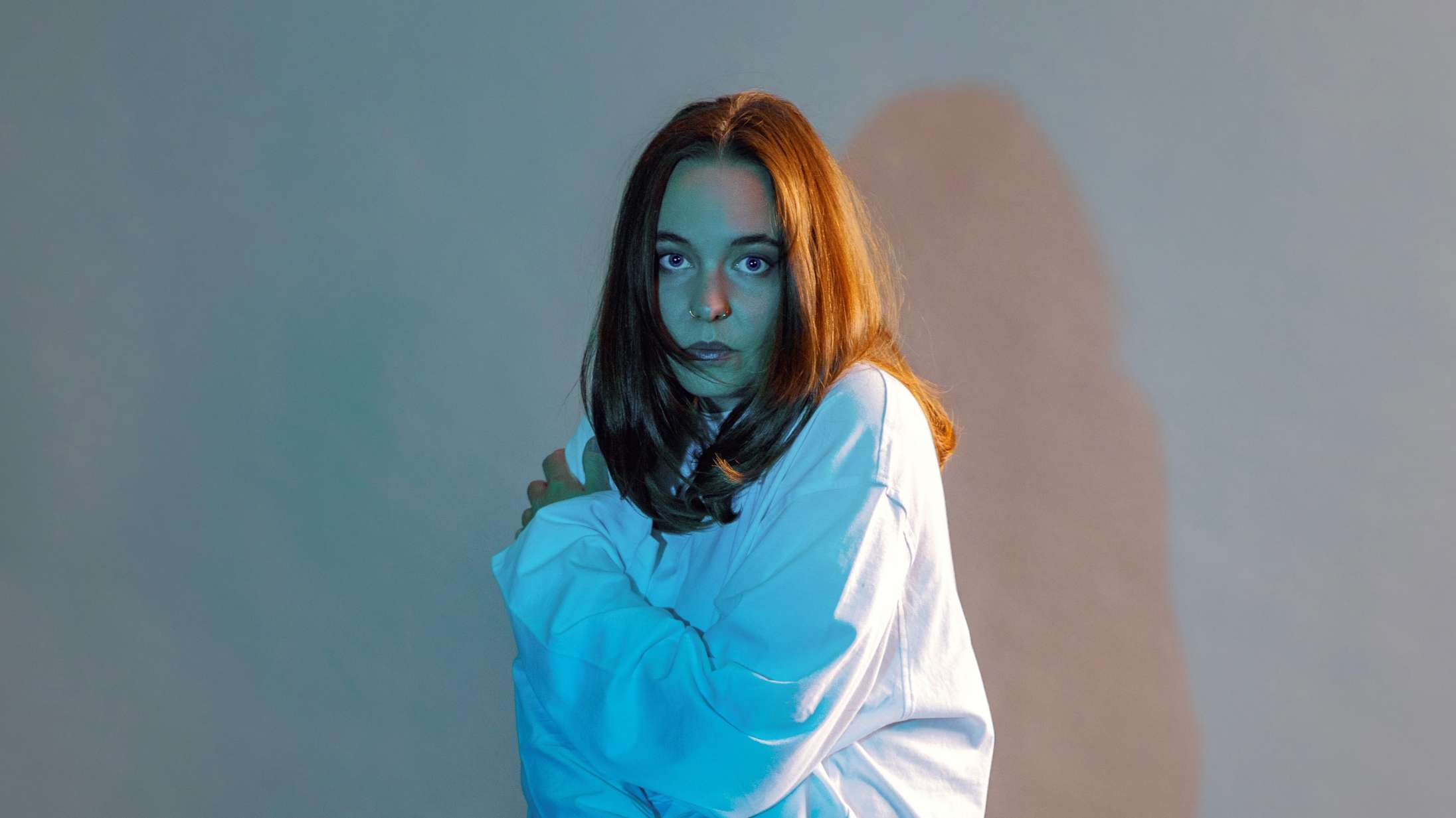 ‘De eneste i verden’ beviser med knivskarp præcision, hvor kort afstanden mellem omsorg og vold kan være