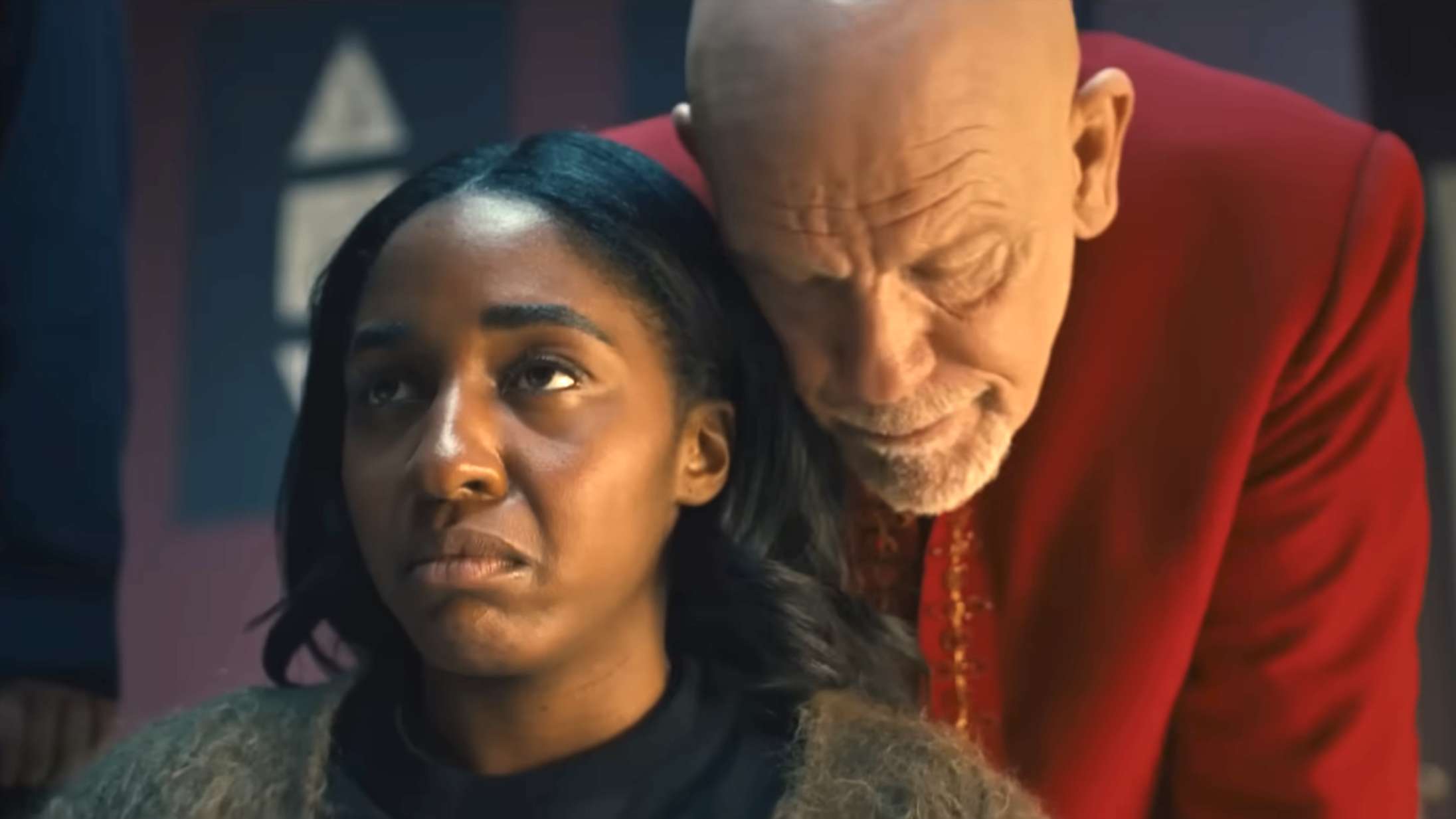 Ayo Edebiri er fanget i John Malkovich’ creepy kult i første trailer til gyserkomedien ‘Opus’