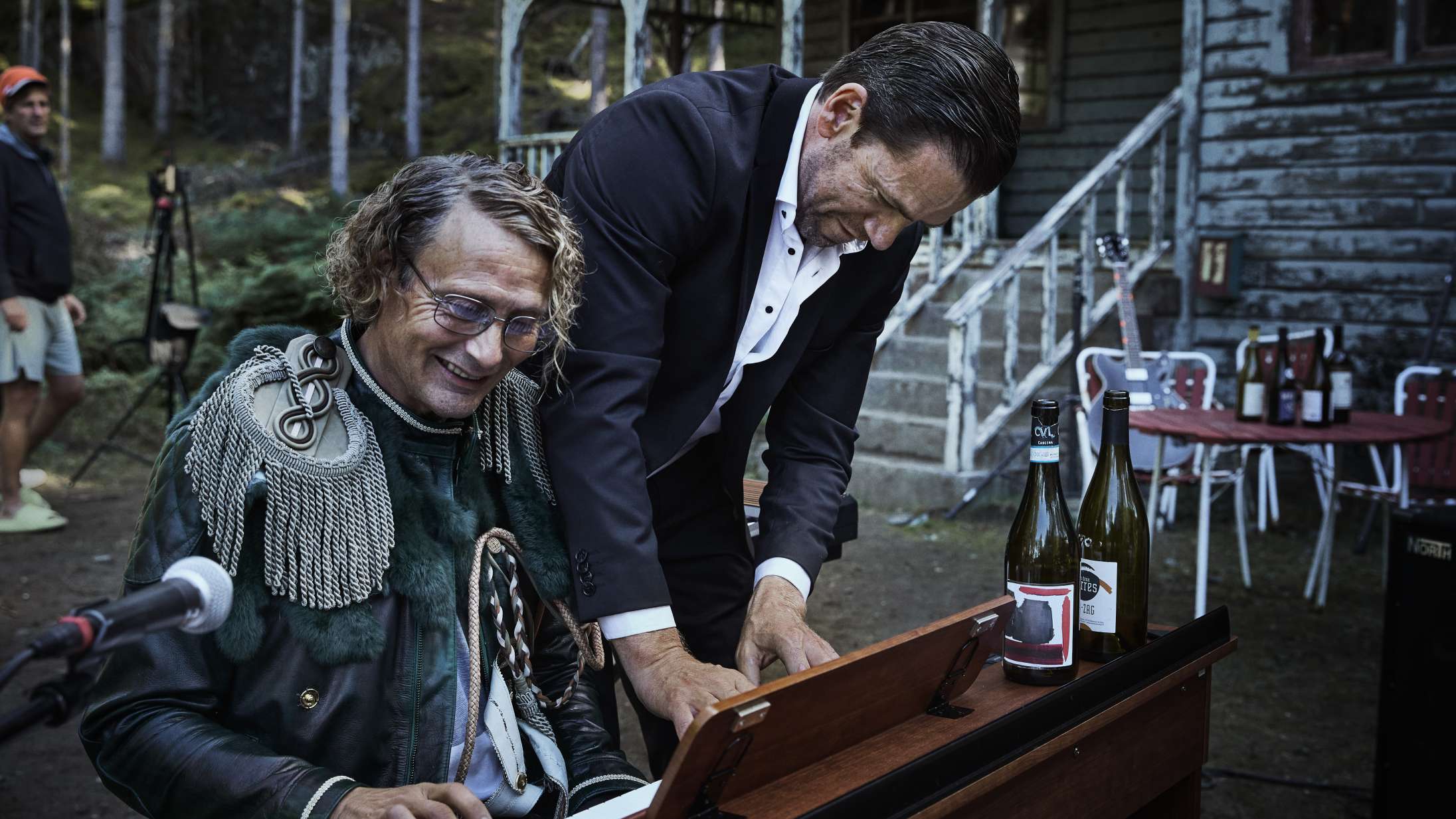 Anders Thomas Jensens nye film har fået premieredato – se første billede af Mads Mikkelsen og Nikolaj Lie Kaas