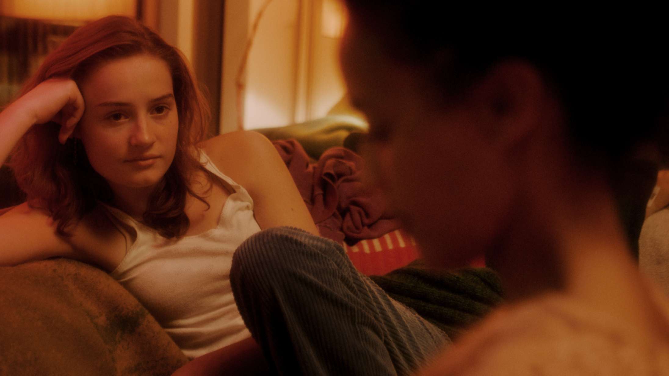 ’Drømme (kærlighed) (sex)’: Et morsomt og følelsesladet pletskud om livets første og største forelskelse