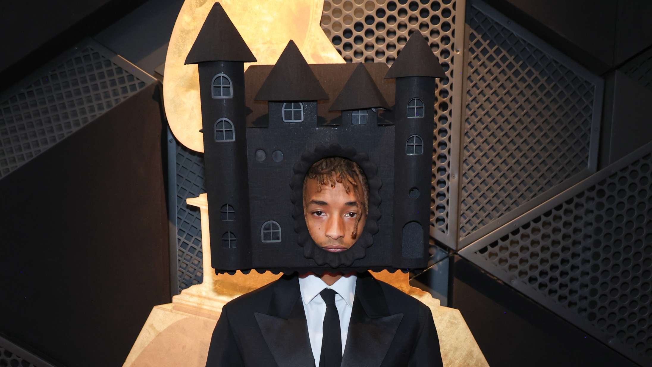 Fra victoriansk balkjole til et slot om hovedet – se de mest opsigtsvækkende looks fra årets Grammy Awards