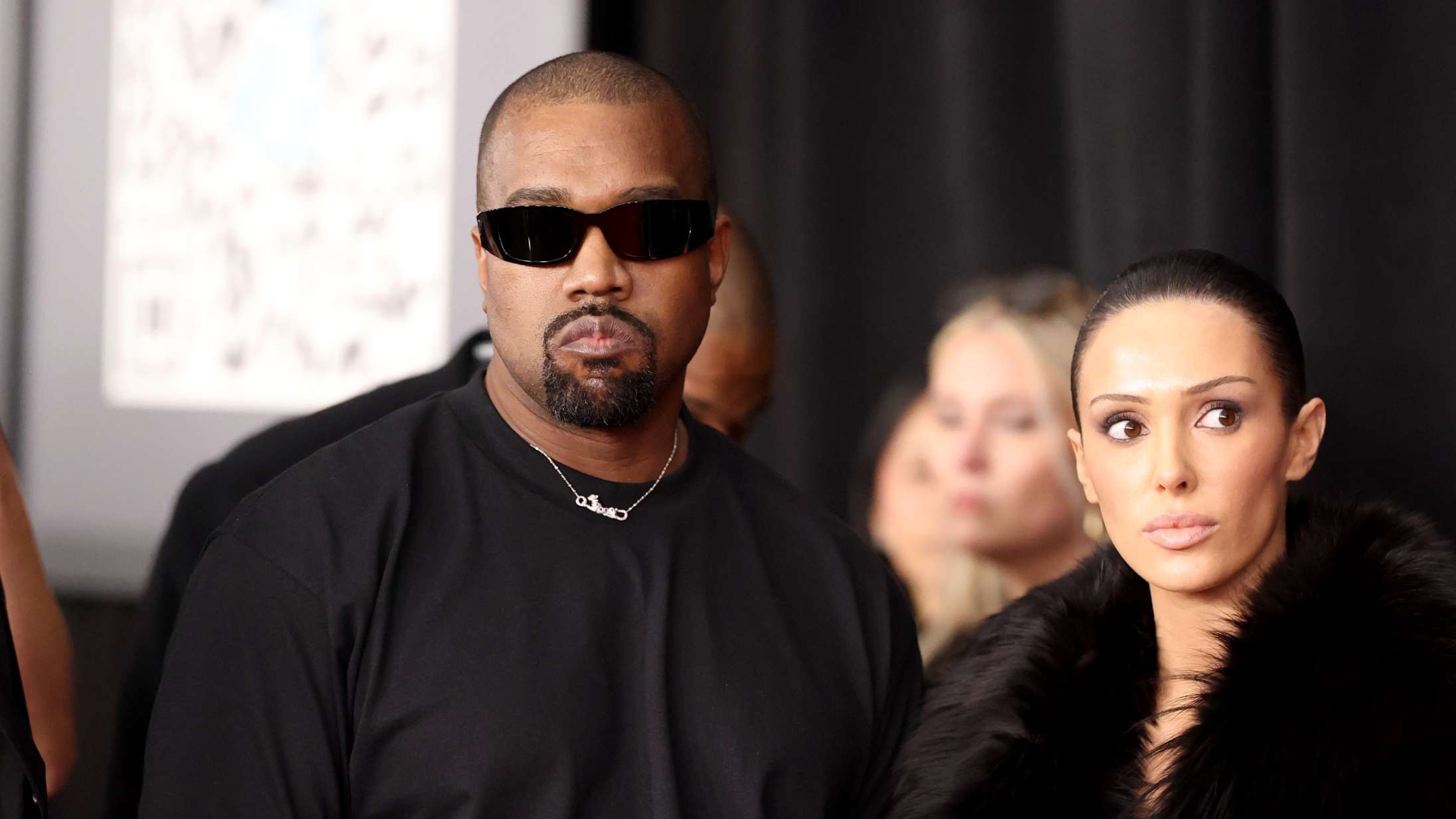 Kanye Wests hustru chokerede ved Grammy Awards – var nærmest nøgen