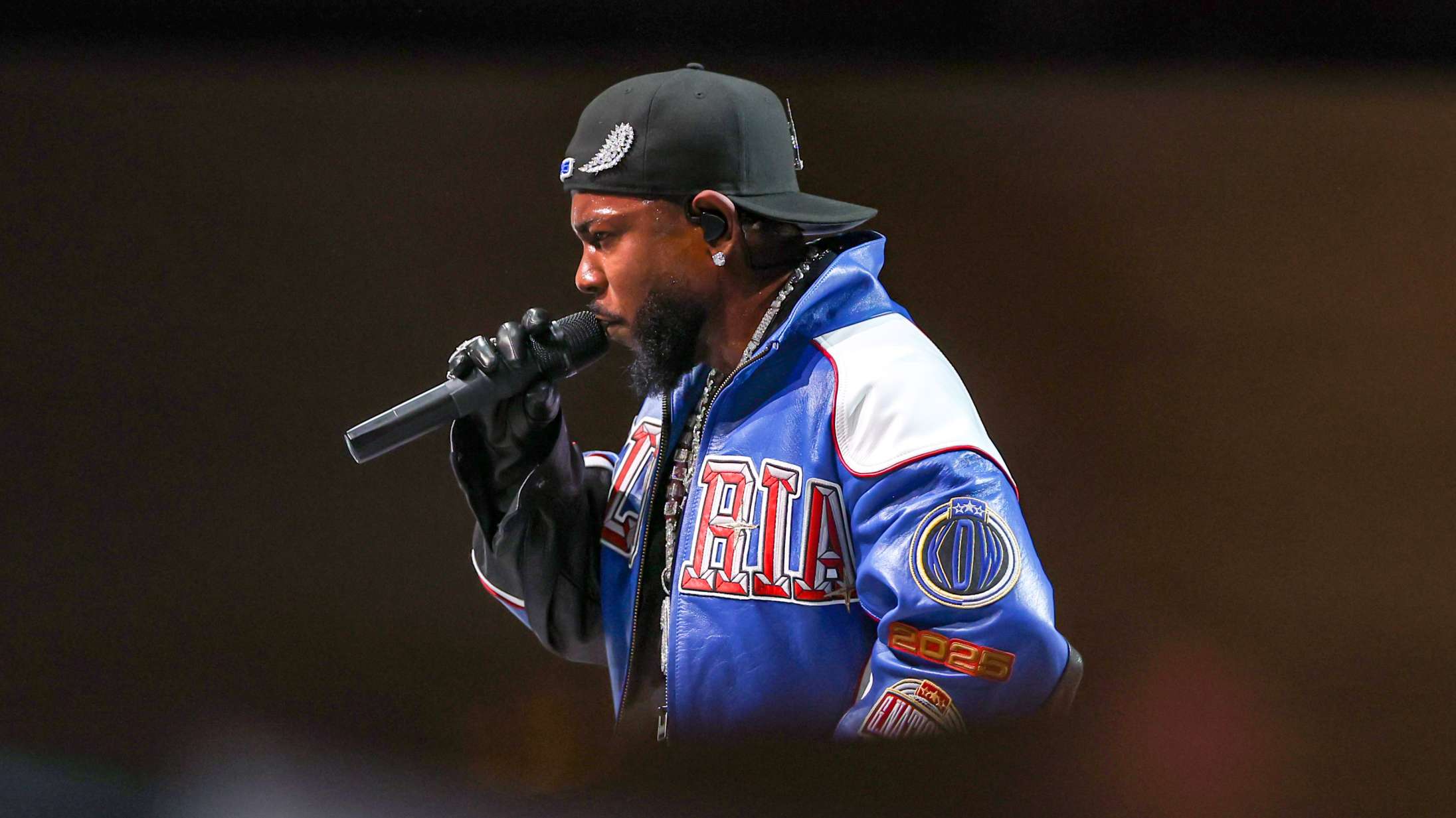 Se Kendrick Lamar optræde til Super Bowl – med et par uventede gæster