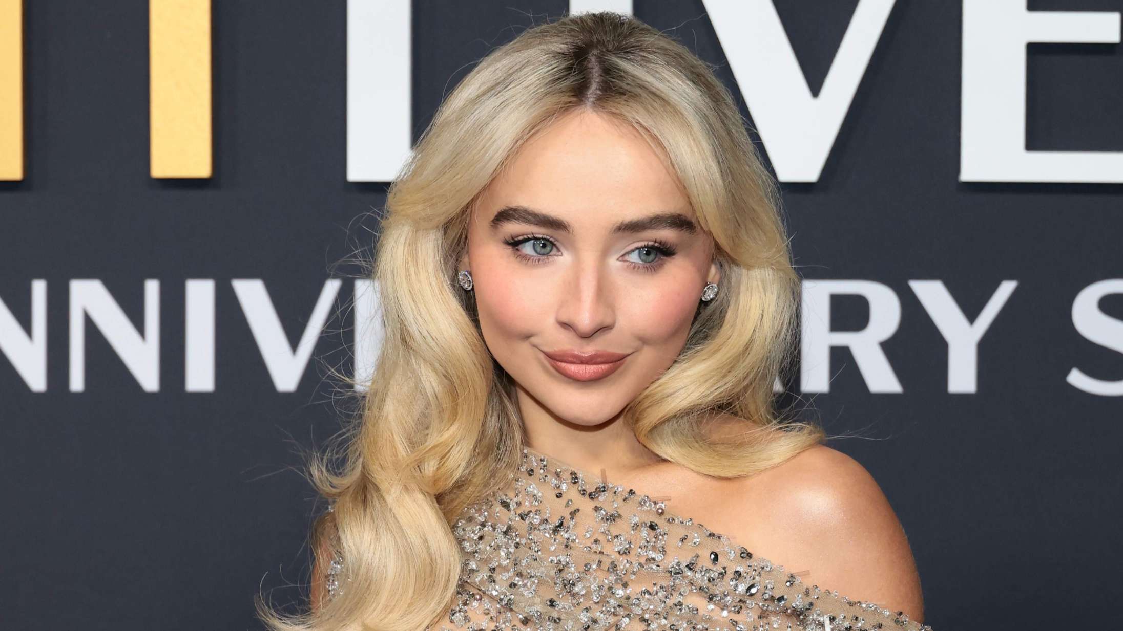 Se optrædenerne fra ‘SNL’s stjernespækkede jubilæumsshow – Sabrina Carpenter i overraskende duet