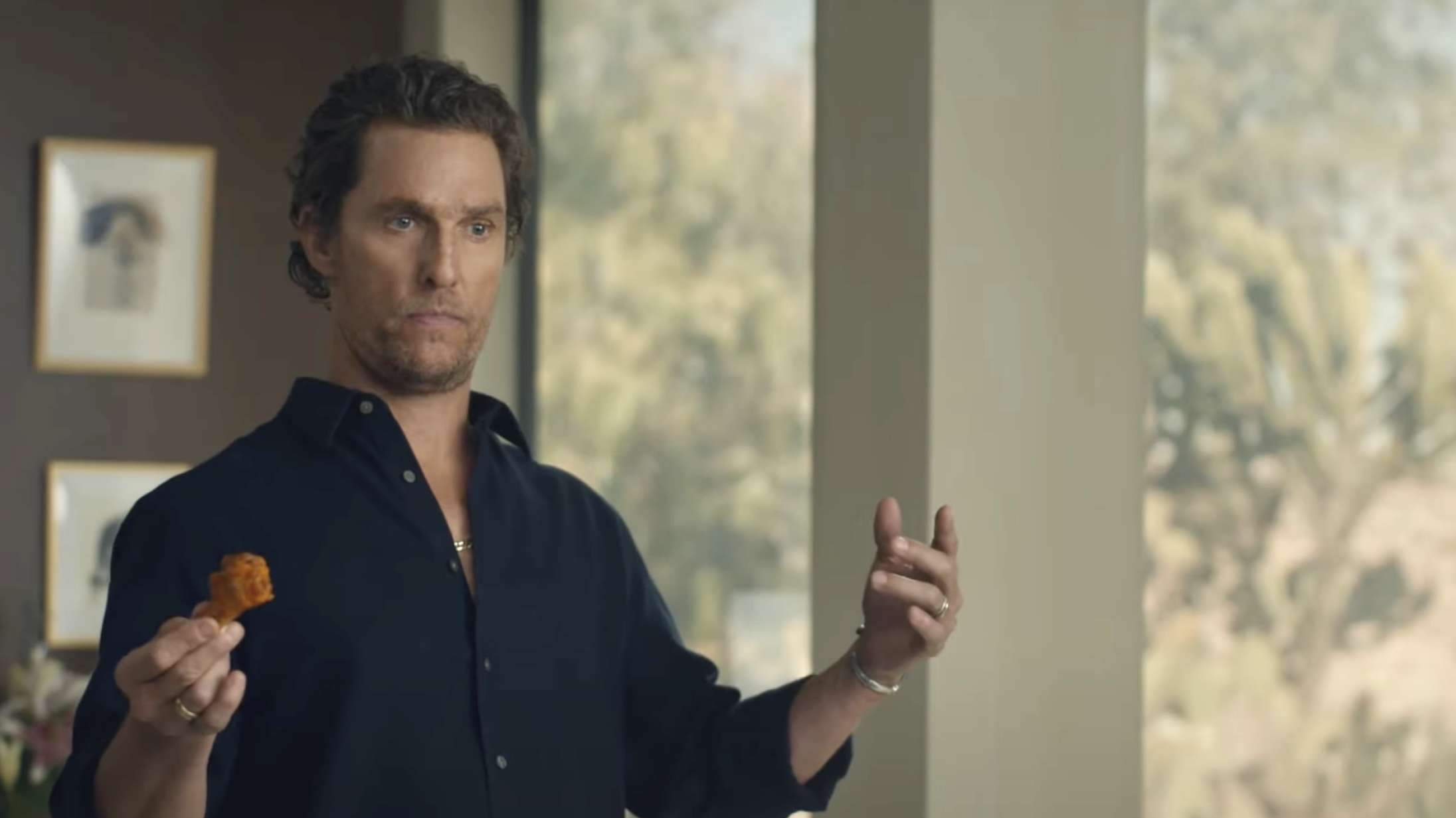 Matthew McConaughey pitcher konspirationsfilm til Greta Gerwig i reklame med Charli XCX og Kevin Bacon