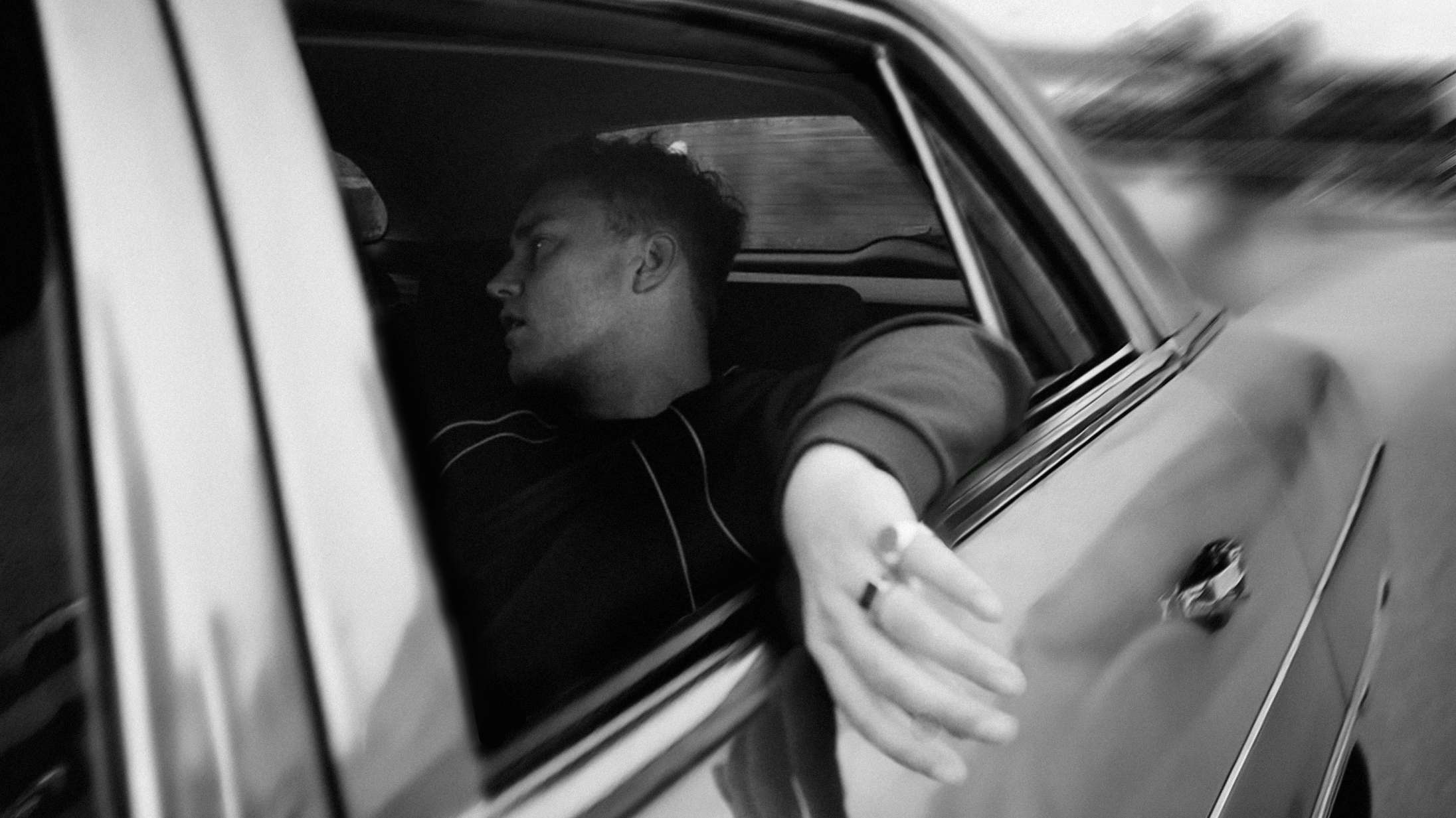 ‘People Watching’: Sam Fenders overproppede heartland-rock lyder som en bilreklame