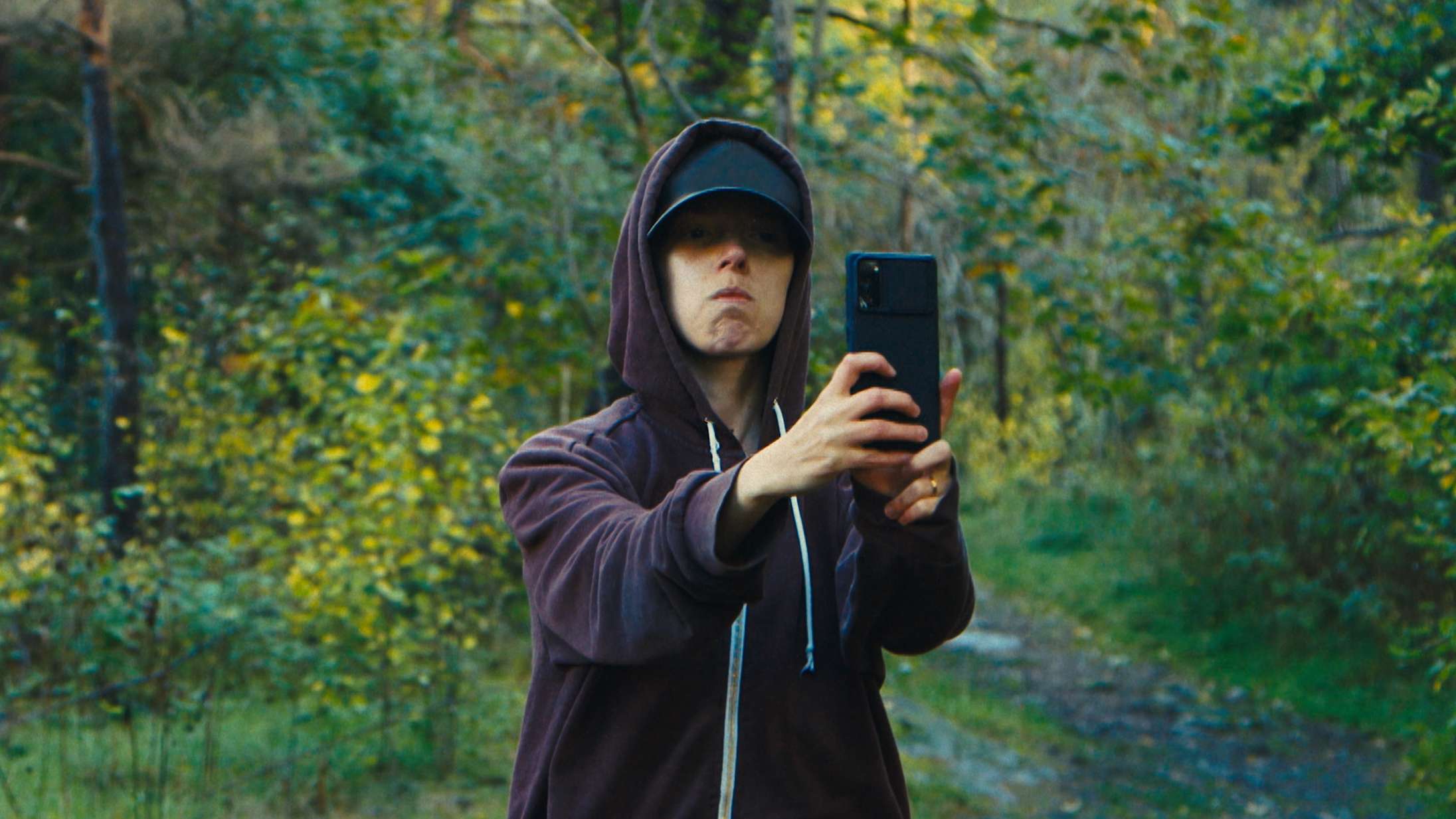 ’Hacking Hate’: Det er drønspændende at jage neonazier og russiske lejesvende med virkelighedens Lisbeth Salander