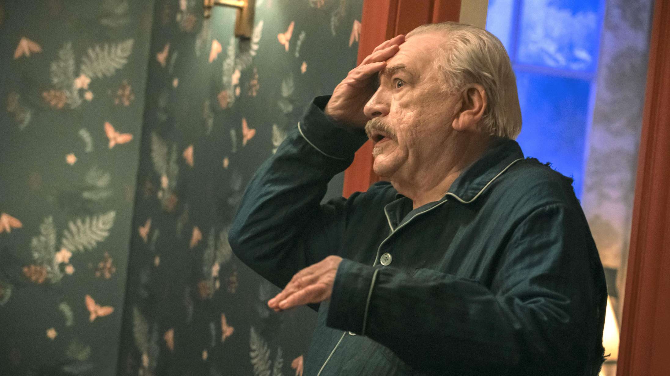 ‘The Parenting’: Brian Cox stjæler showet i numsefikseret komediegyser