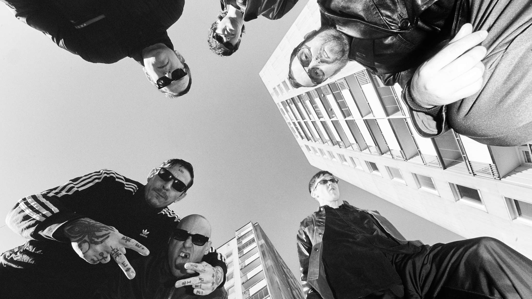 Viagra Boys bøvser tekster om OnlyFans og fodfetichisme på rablende vanvittigt album