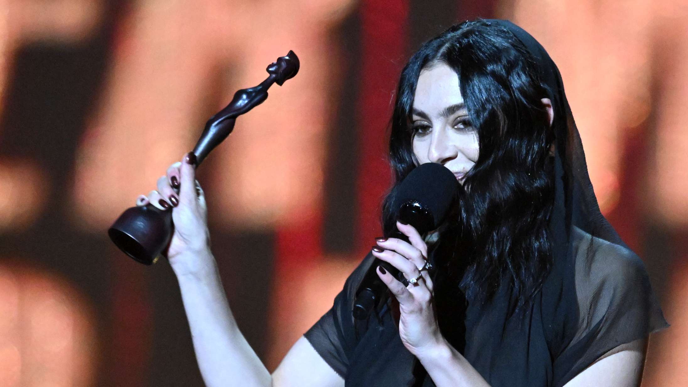 Sejrrige Charli XCX gjorde Brit Awards til ‘Brat’ Awards – se alle vinderne
