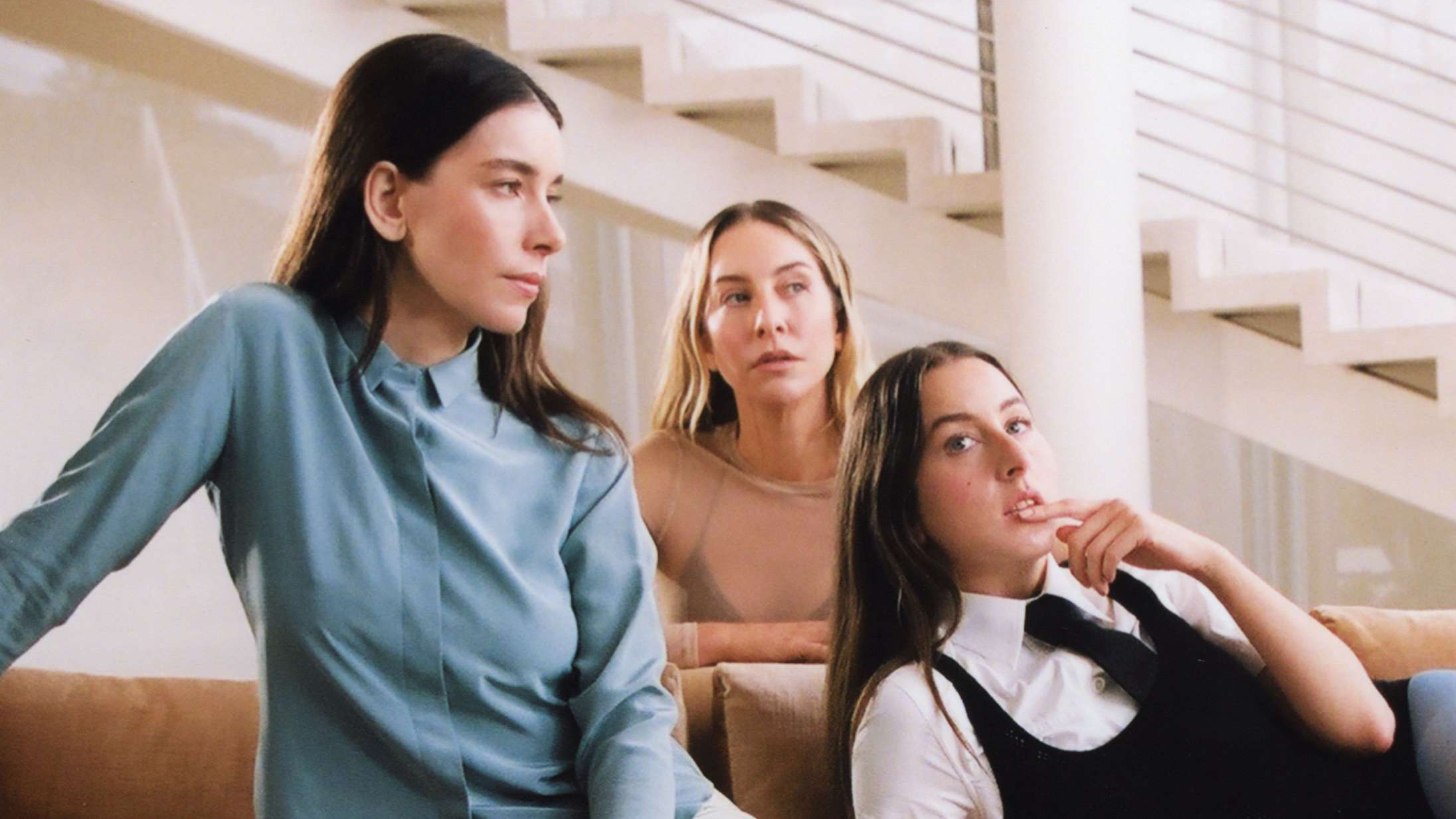 Haim deler udgivelsesdato for deres fjerde album – lyt til den nye selvsikre single ‘Down to be Wrong’