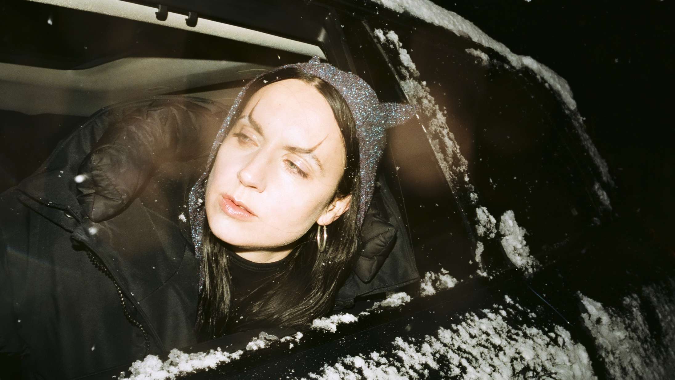 Mø er genfødt som popglad punker på det kompromisløst beskidte ‘Plæygirl’