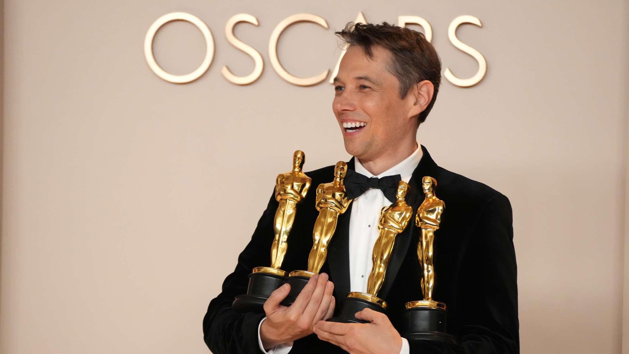 Bøjet i neon: De er det mest lysende kvalitetsstempel i Hollywood lige nu