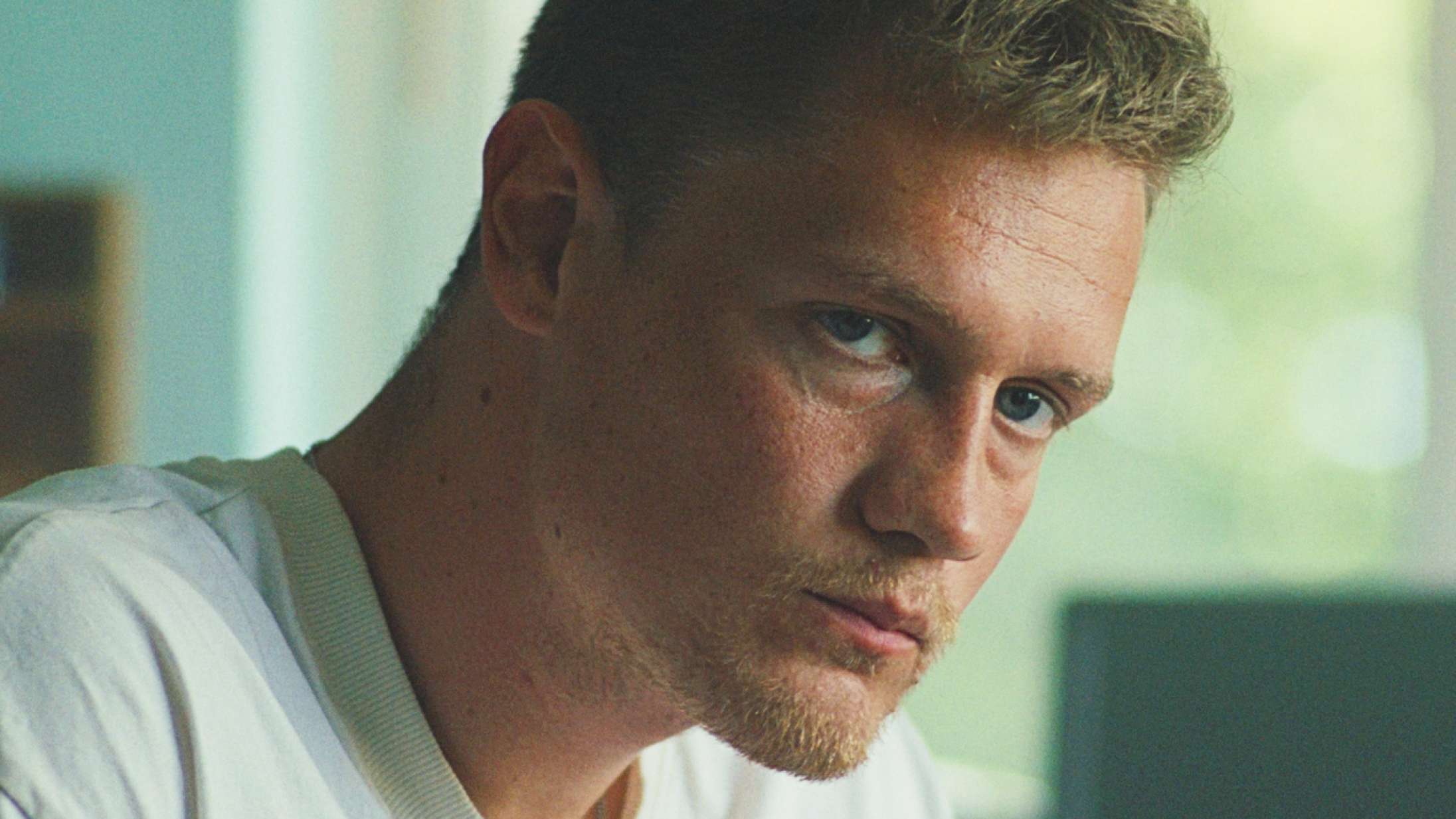 ‘Hooligan’-skuespiller har sin første store filmrolle – se traileren til ‘Sønnike’