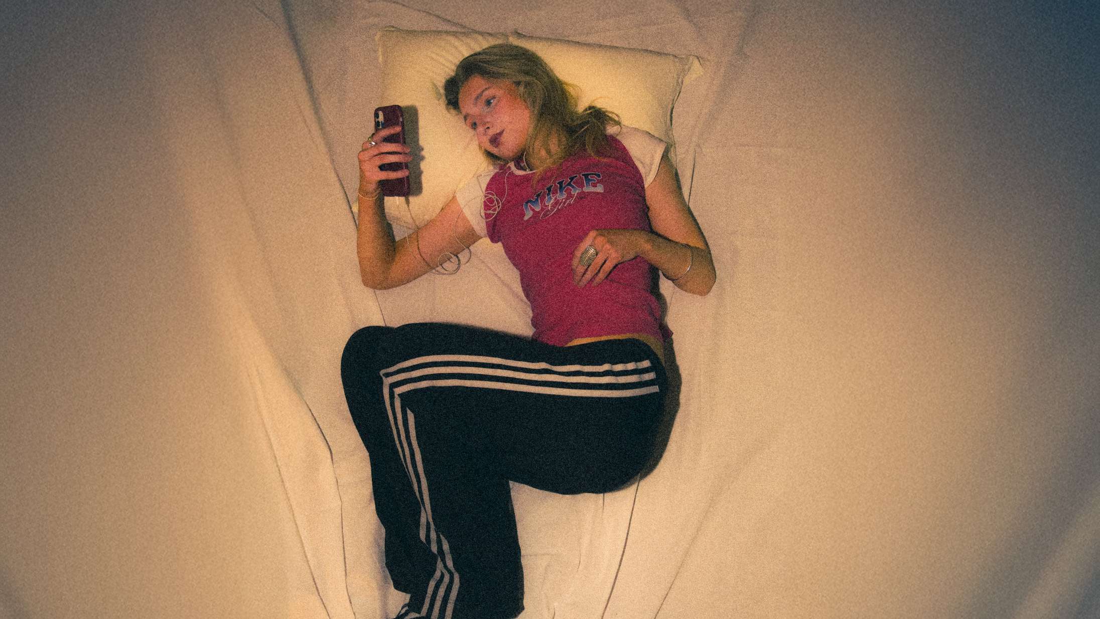 Premiere: Karla Korsbak overgiver sig til kærligheden på den fjerlette debutsingle ‘Hen til det’