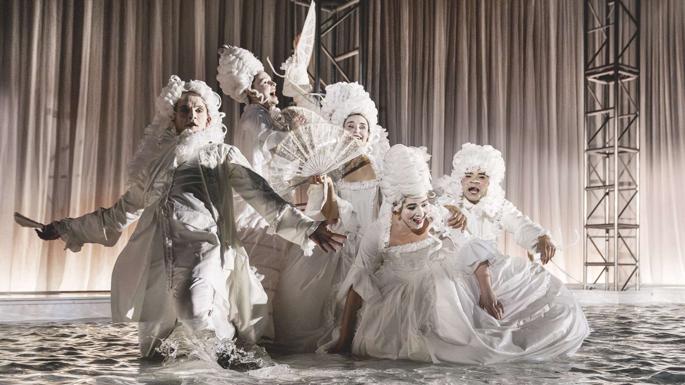 I ‘Marie-Antoinette’ lader overflodsdronningen sig ikke stoppe af forhudsforsnævring