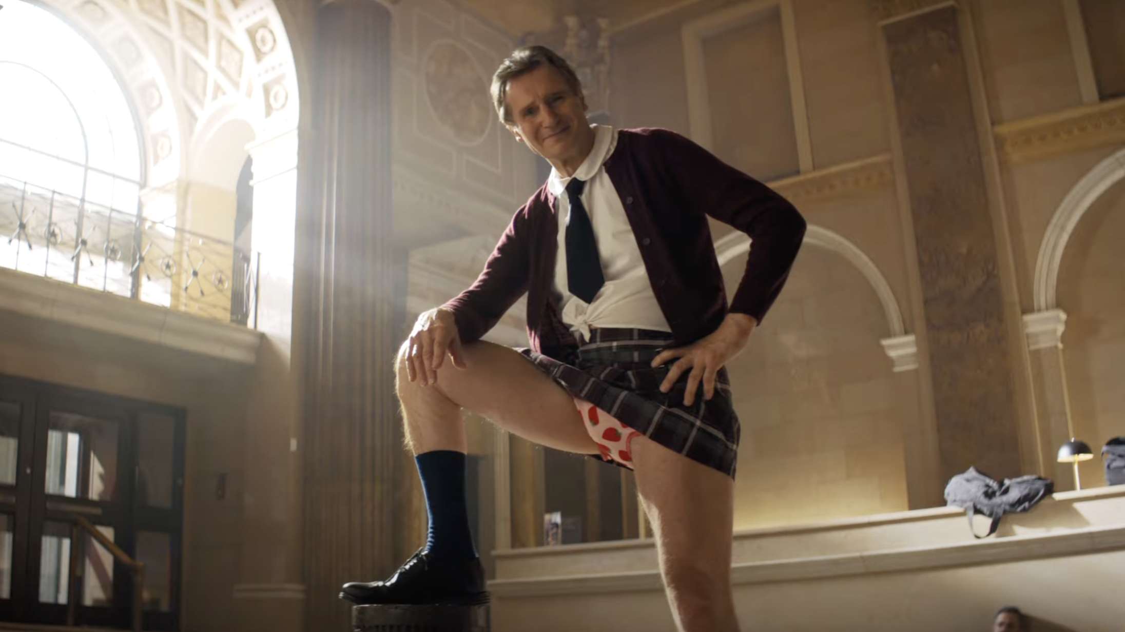 Se Liam Neeson klædt ud som skolepige i første fjollede trailer til ‘Høj pistolføring’-reboot