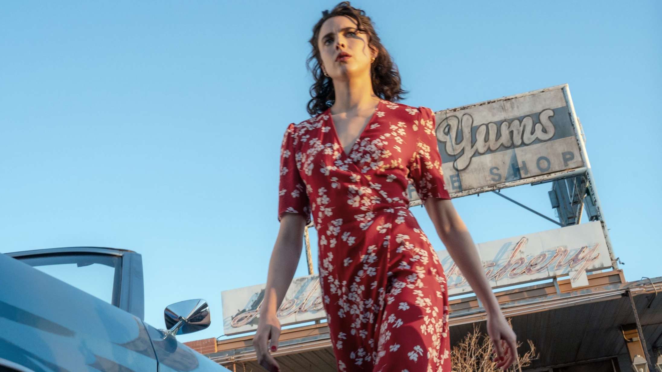 Se Margaret Qualley på sporet af Chris Evans’ sexkult i Ethan Coens ‘Honey Don’t’