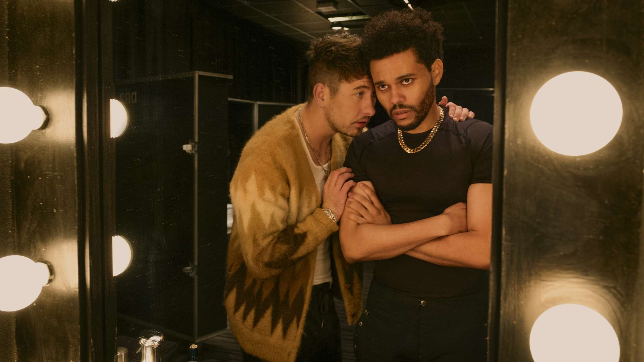 ‘Hurry Up Tomorrow’: Selv Jenna Ortega og Barry Keoghan drukner i The Weeknd-sovs i tåkrummende ny film