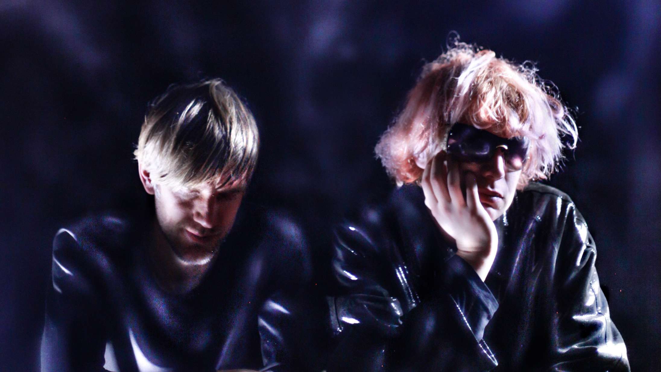 100%Wet rammer en hidtil uberørt nerve i musiklandskabet på hektisk debutalbum