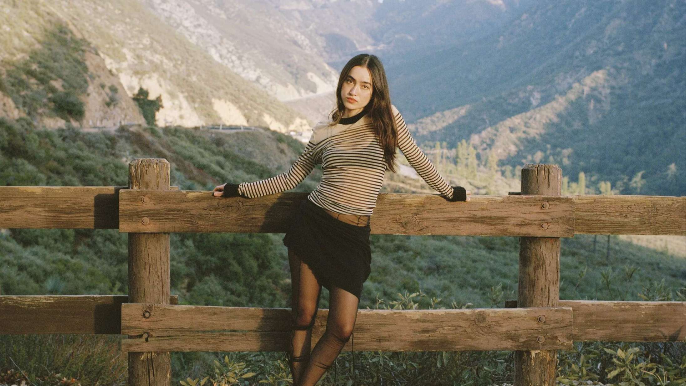 Popsnedkeren Mina Okabes nye album zigzagger mellem følelser i raketfart