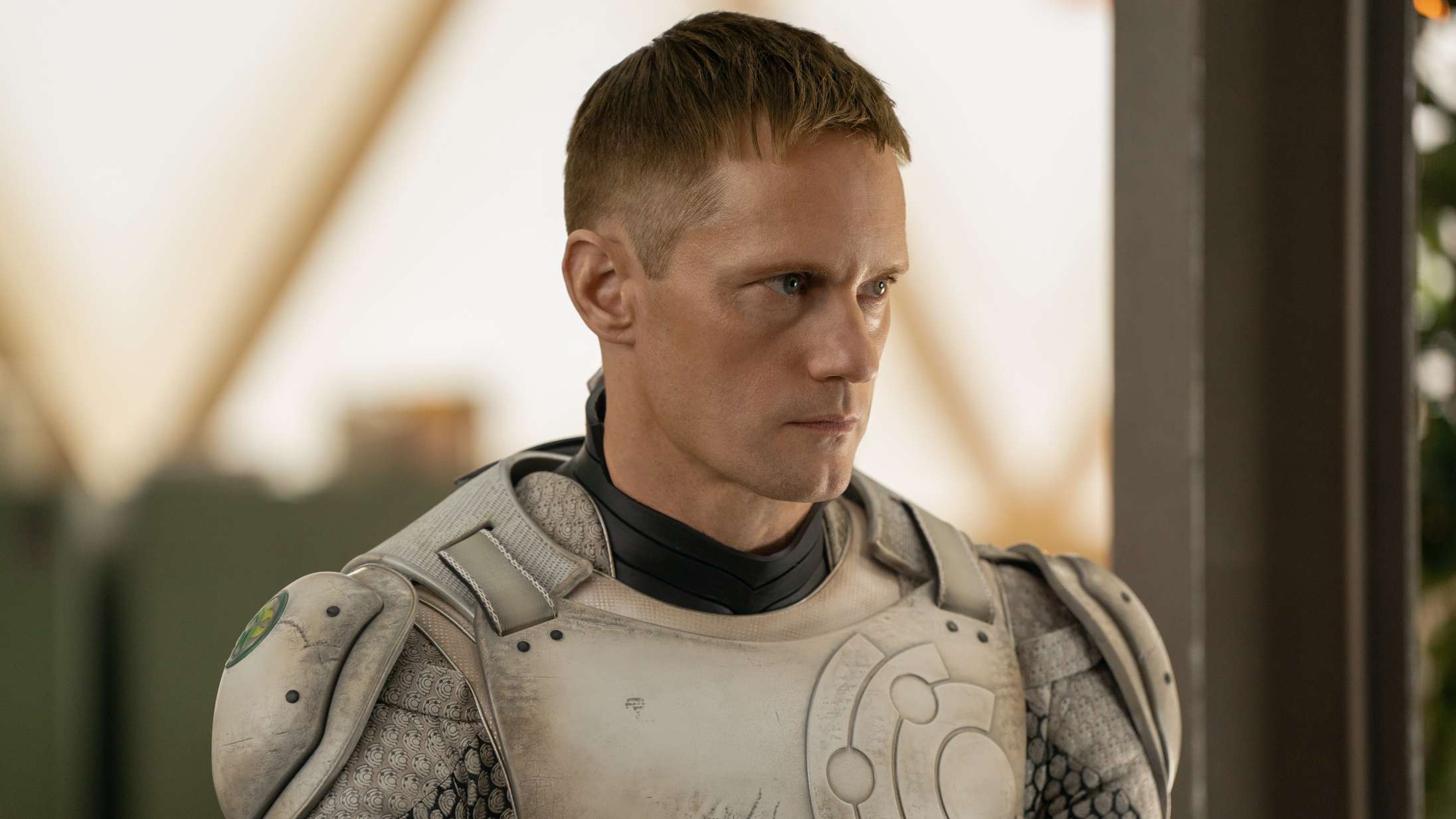 ’Murderbot’: Alexander Skarsgårds dræberrobot vil bare gerne se dårlig sci-fi i tv, og det forstår man godt
