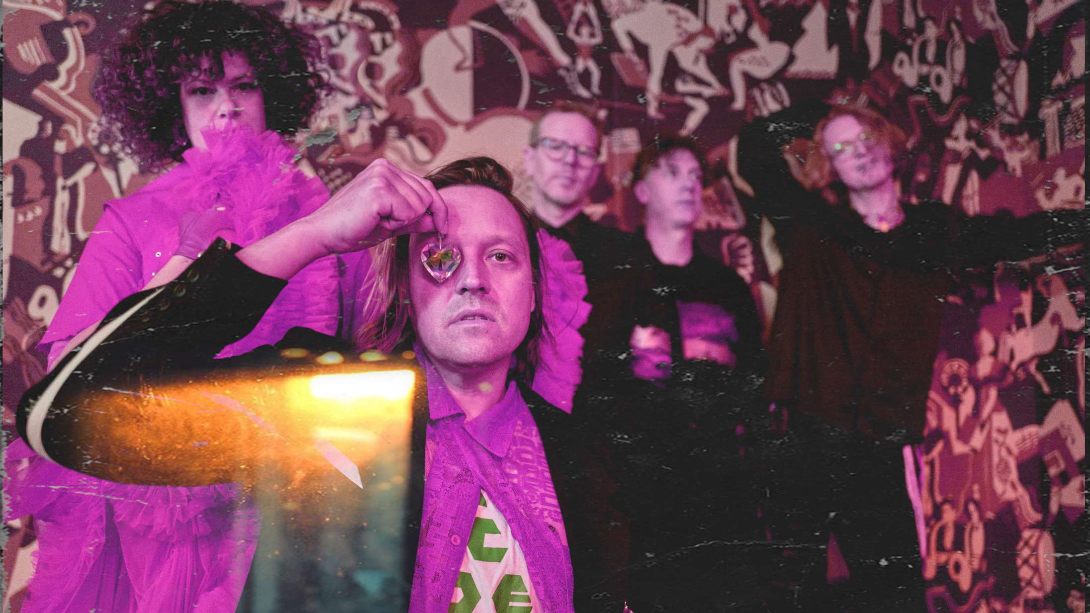 Efter krænkelsesanklager vender Arcade Fire tilbage med uinspirerede melodier og tonedøve tekster