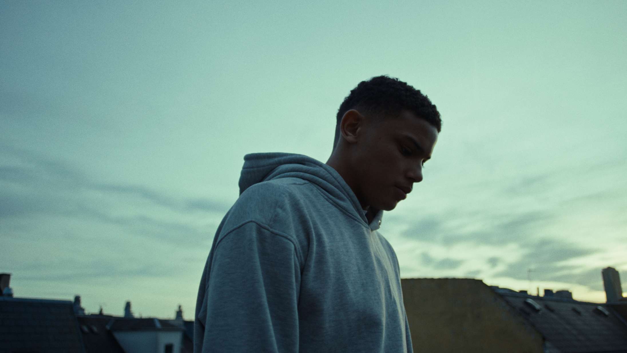 Ny Jonas Risvig-serie zoomer ind på tre venners pengedrømme – smugkig på ‘Peak’