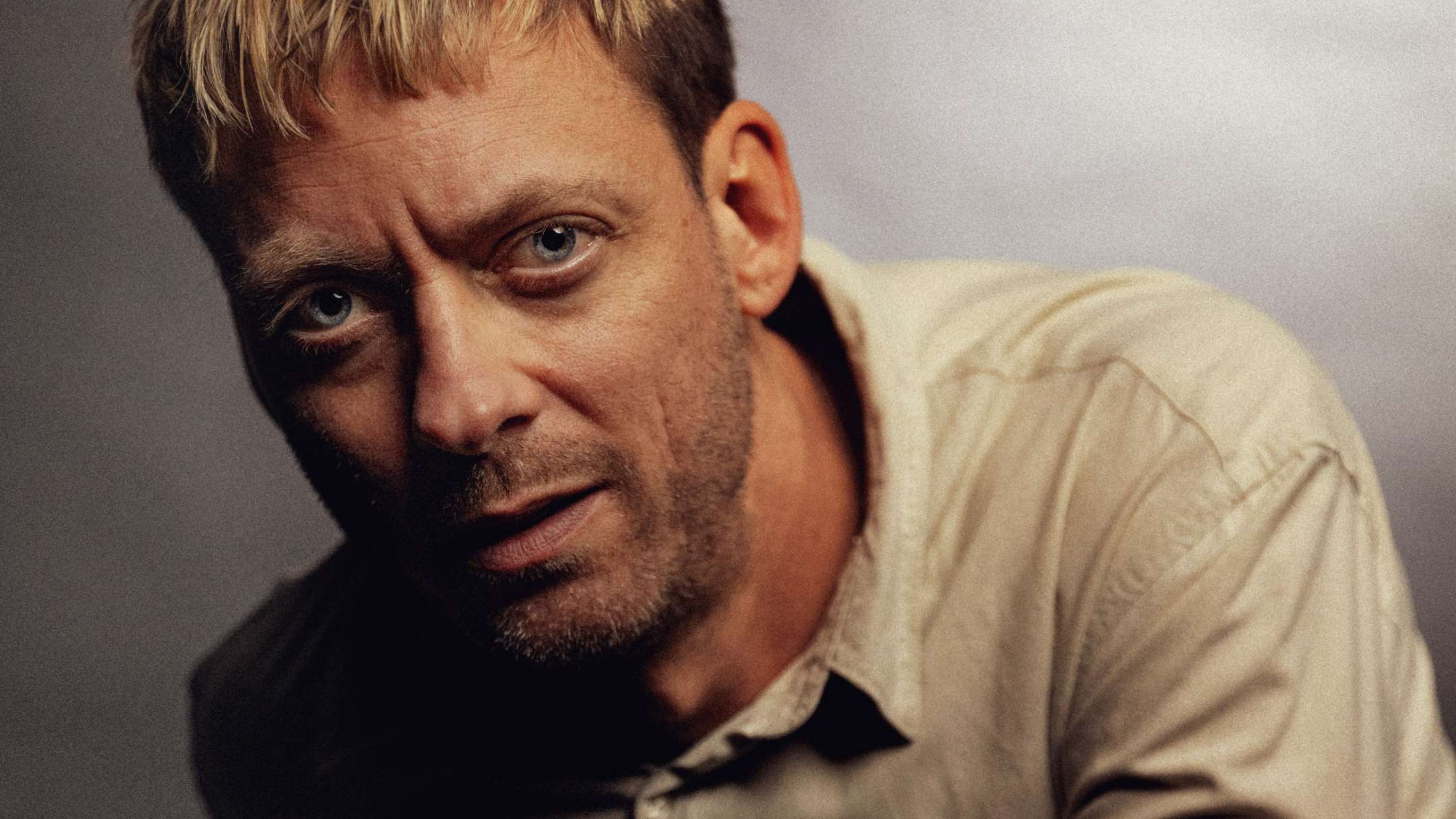 Theis Ørntoft er tilbage i autofiktion og tænk, at det kunne blive endnu mørkere