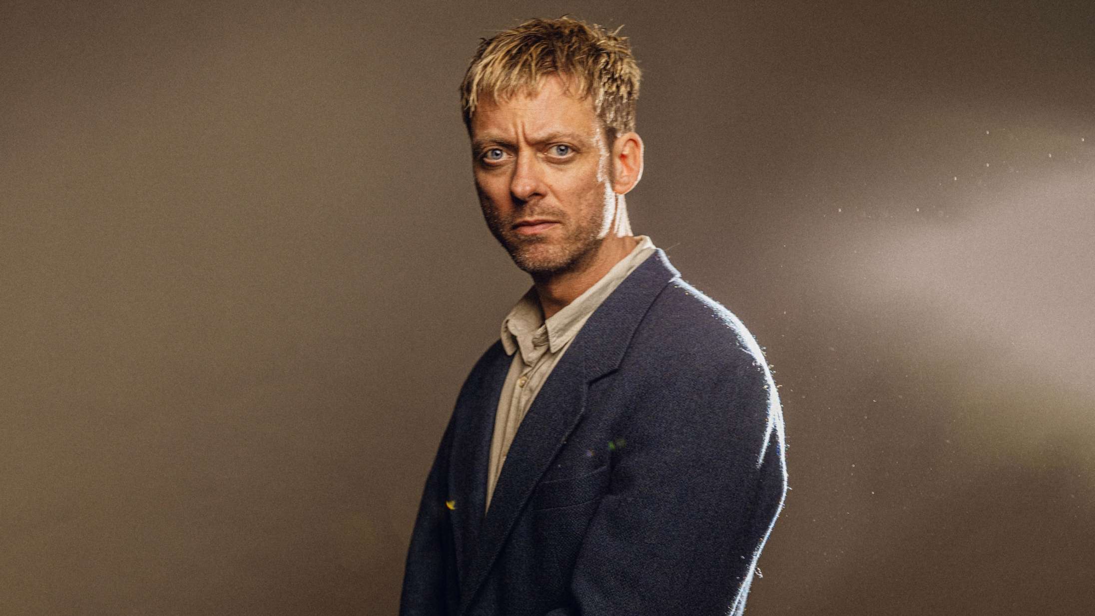 Ni bøger vi vil læse denne måned: Fra kontroversielle dobbeltgængere til Danmarks dommedagsforfatter numero uno