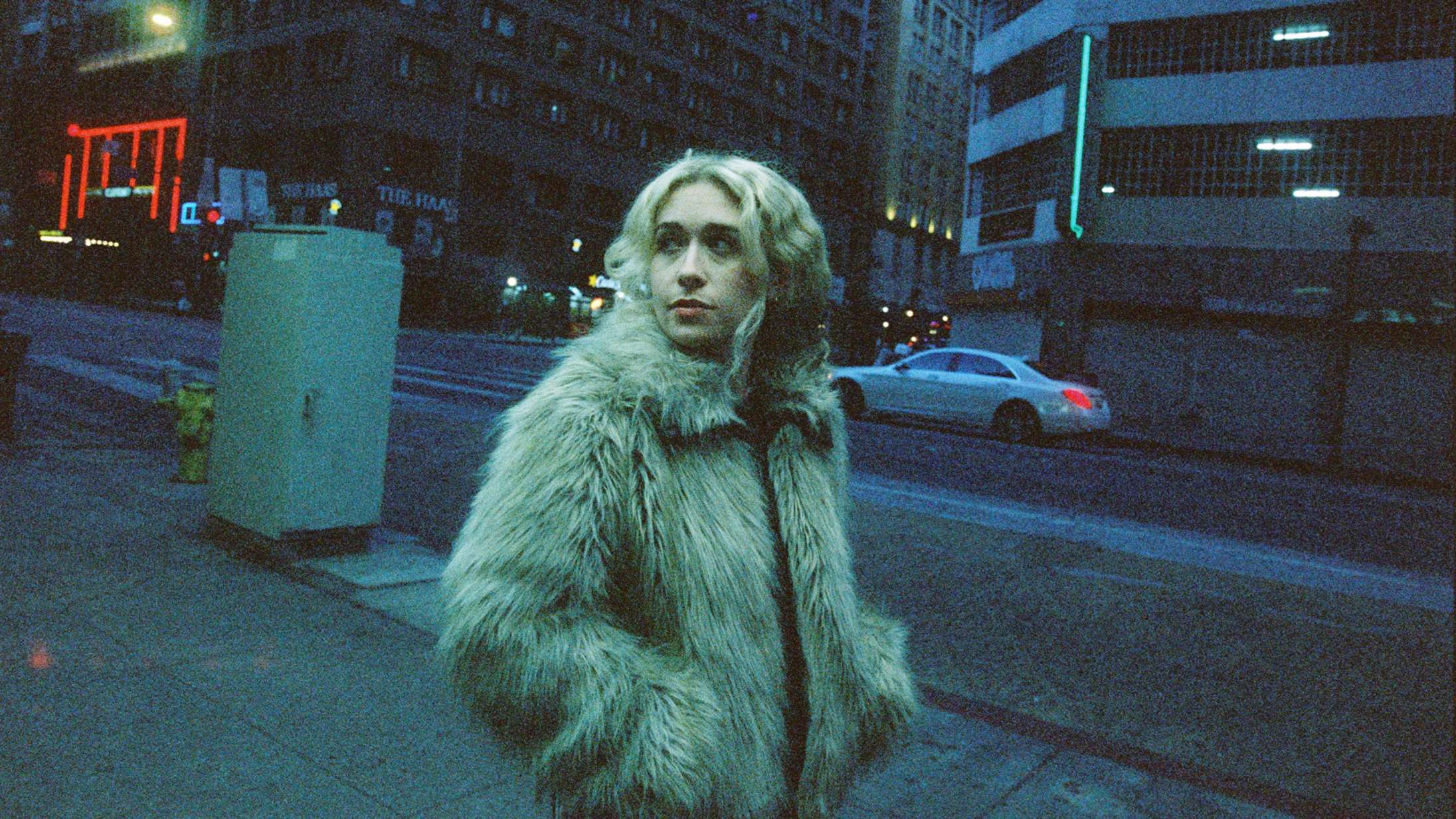 Blondshell har lagt grunge-attituden på hylden. Nu skriver hun omsorgsfulde popsange