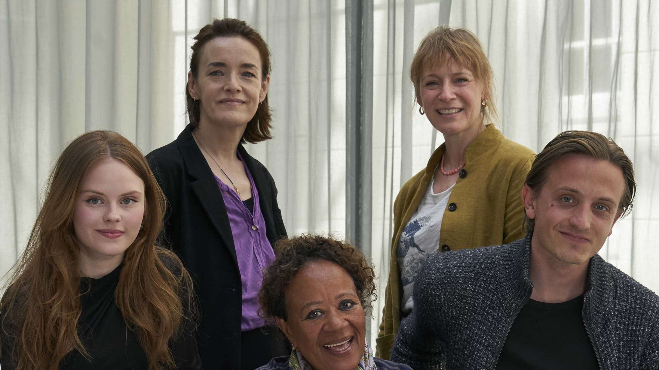 Hella Joof filmatiserer populær romcom-roman om klasseforskelle – unge talenter i front