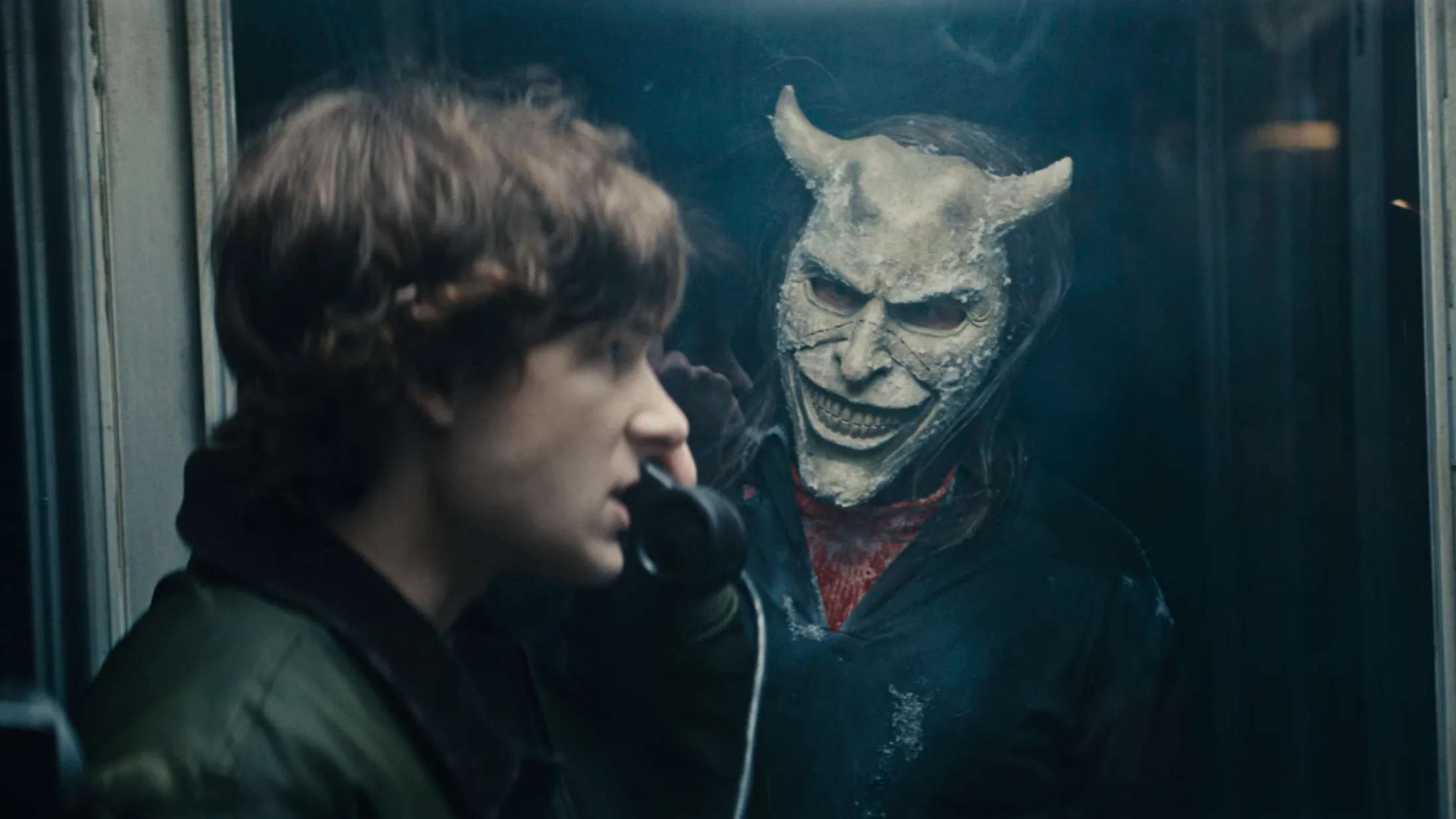 Ethan Hawke er på blodig rov i sneen – se traileren til ‘The Black Phone 2’