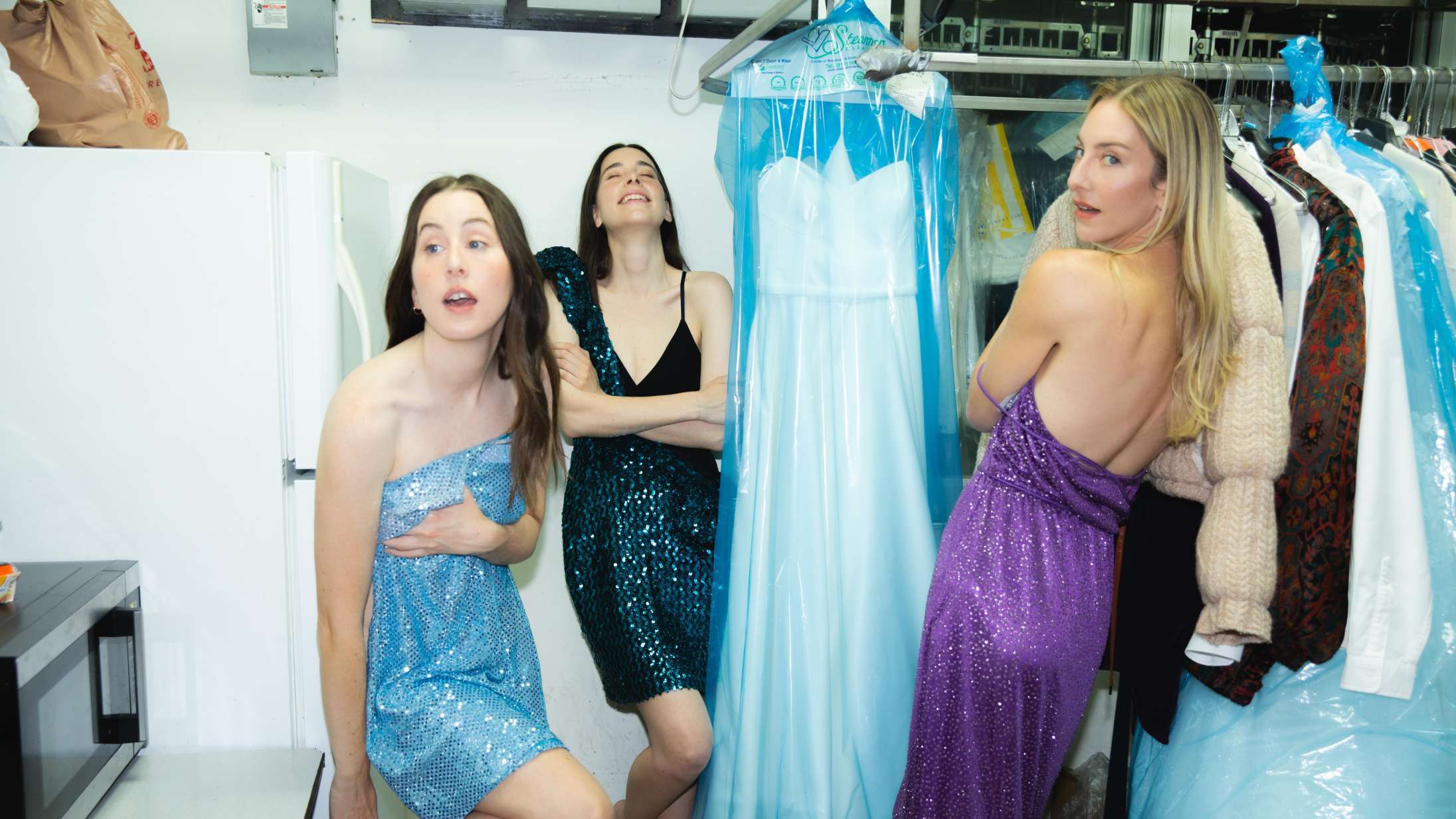 Drømmer du om at skride fra jobbet eller kæresten, finder du ikke et bedre heppekor end Haim