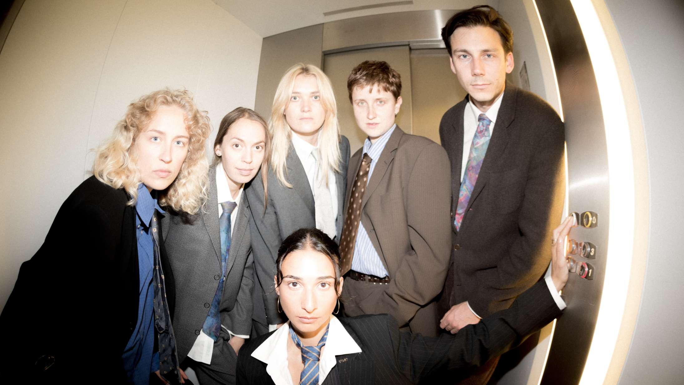 Generationen, der blev savet over i medierne, møder nu verden i uhørt samlet flok