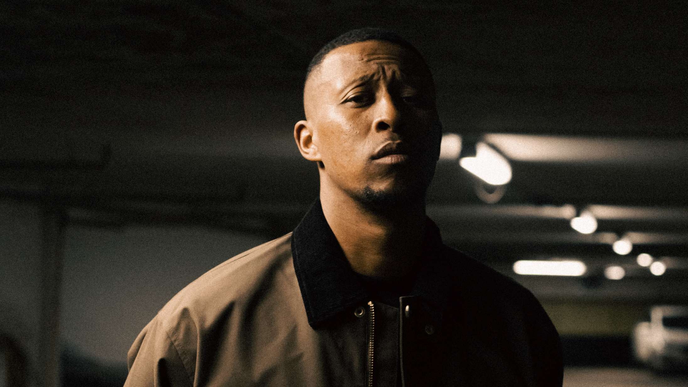 Noah Carter falder igennem i de følsomme øjeblikke – men der er stadig bangers på ‘Guld & grønne’