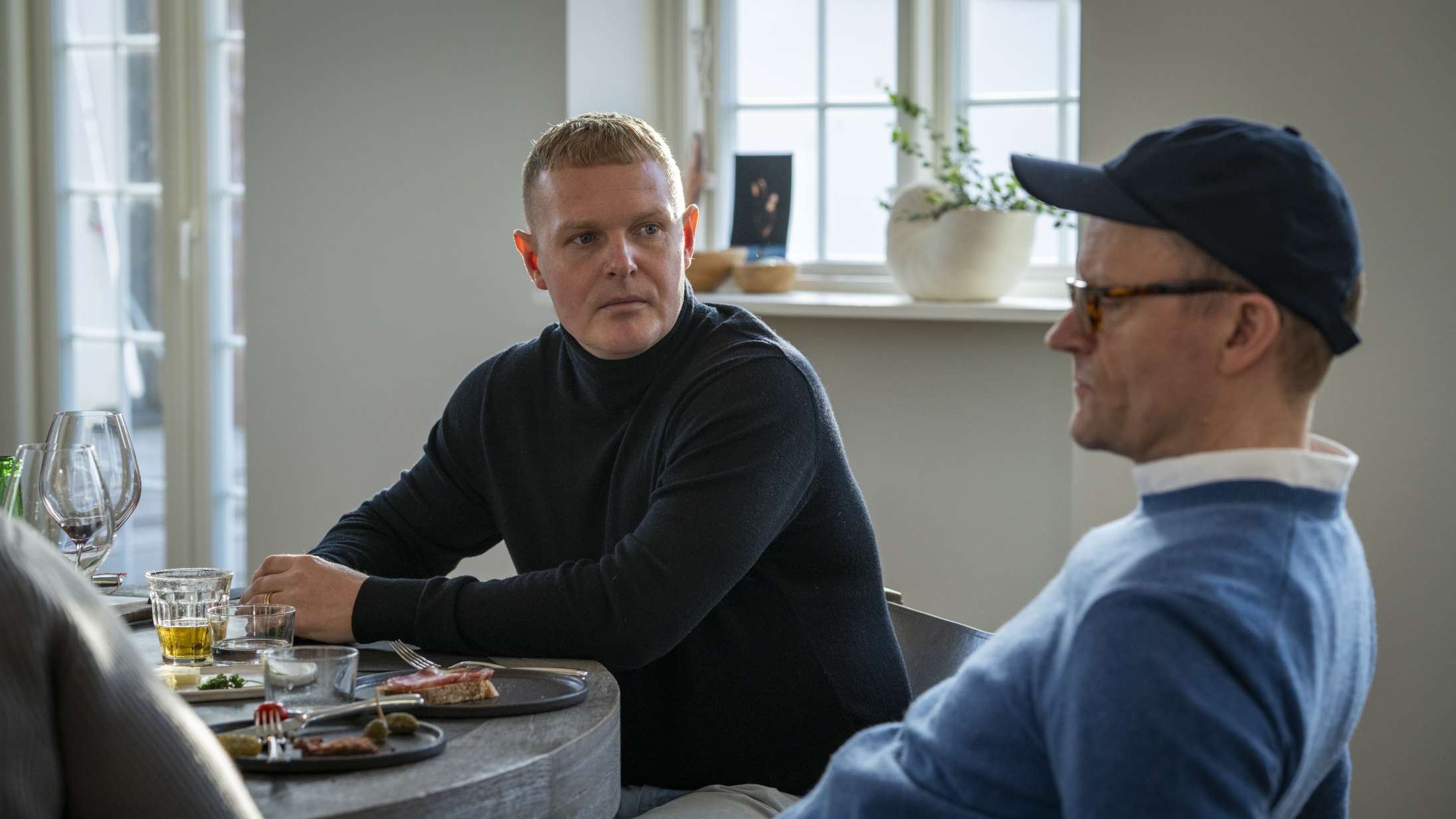 ‘Klovn’ sæson 10 afsnit 5: Casper & Frank trådte på MeToo-grænsen med Peter Falktoft og en flybillet til Martin Brygmann