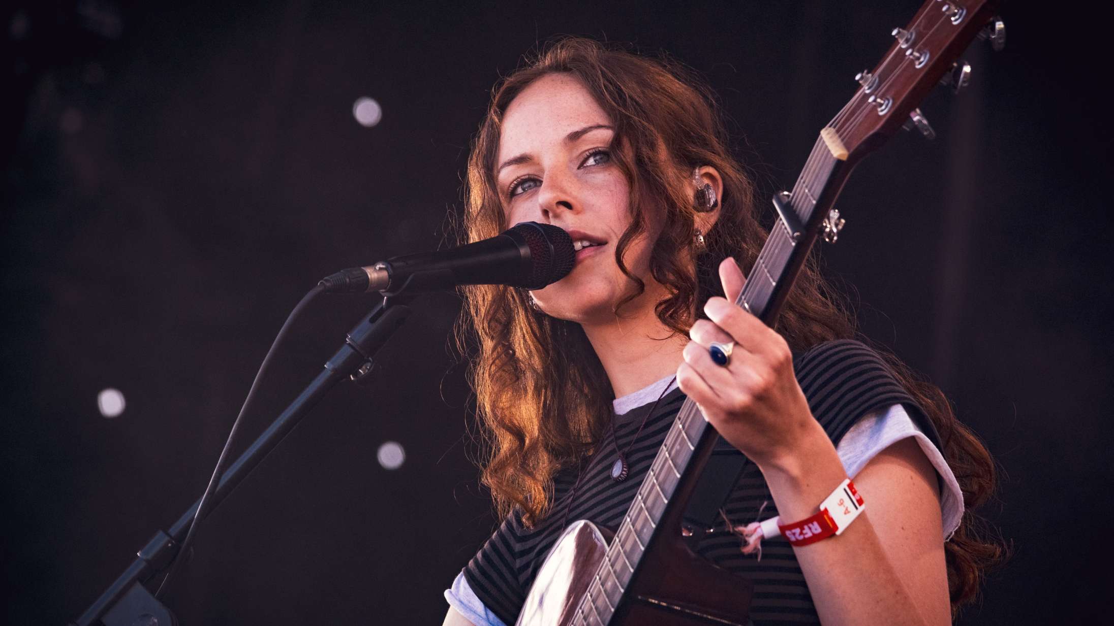 Når Karoline Funder var god på Roskilde Festival, skinnede hun
