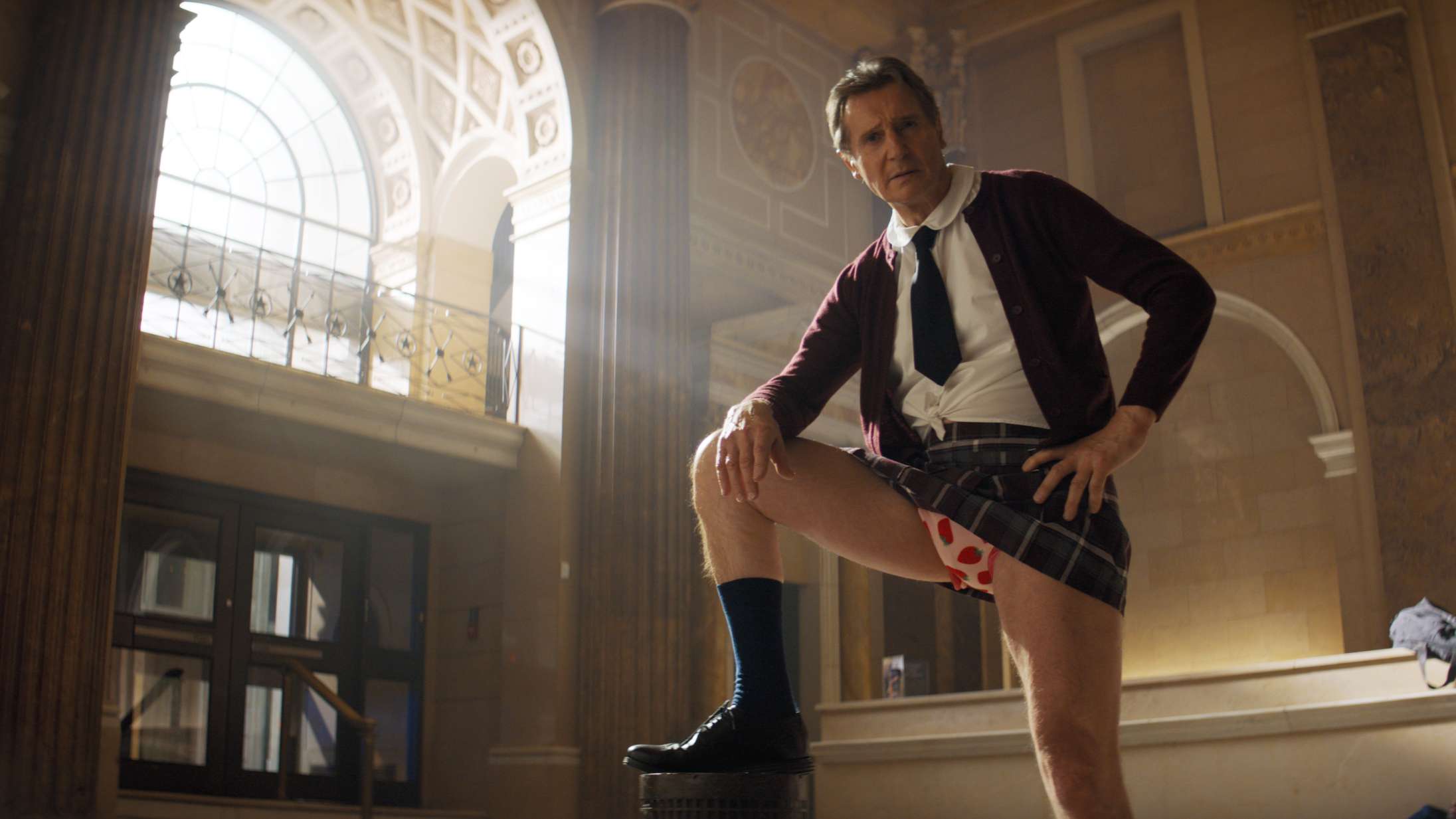 Liam Neeson er torskedum politibetjent i traileren til den nye ‘The Naked Gun’