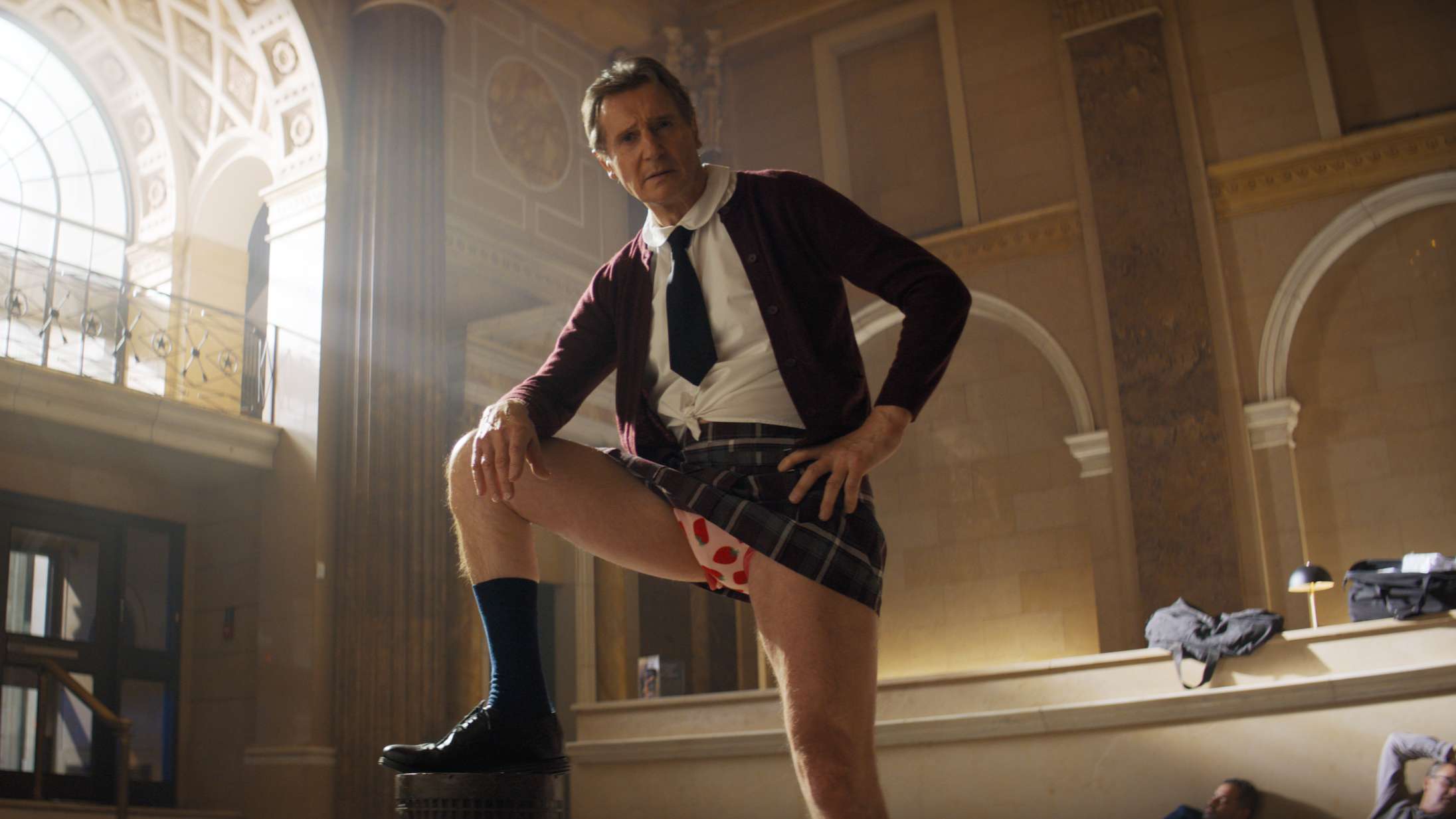 Kan Liam Neesons høje pistolføring genoplive komediegenren, der døde i doven kynisme?