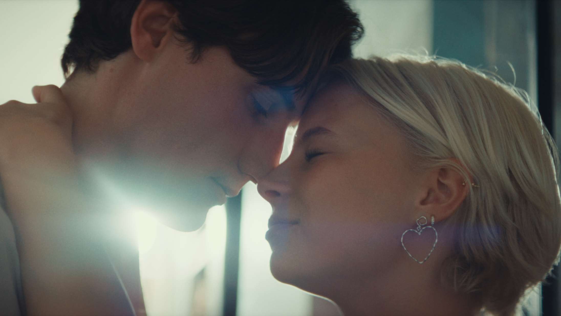 ’Smukkere’: Stjerneskud imponerer i saftig og overraskende nuanceret dansk ungdomsopfølger