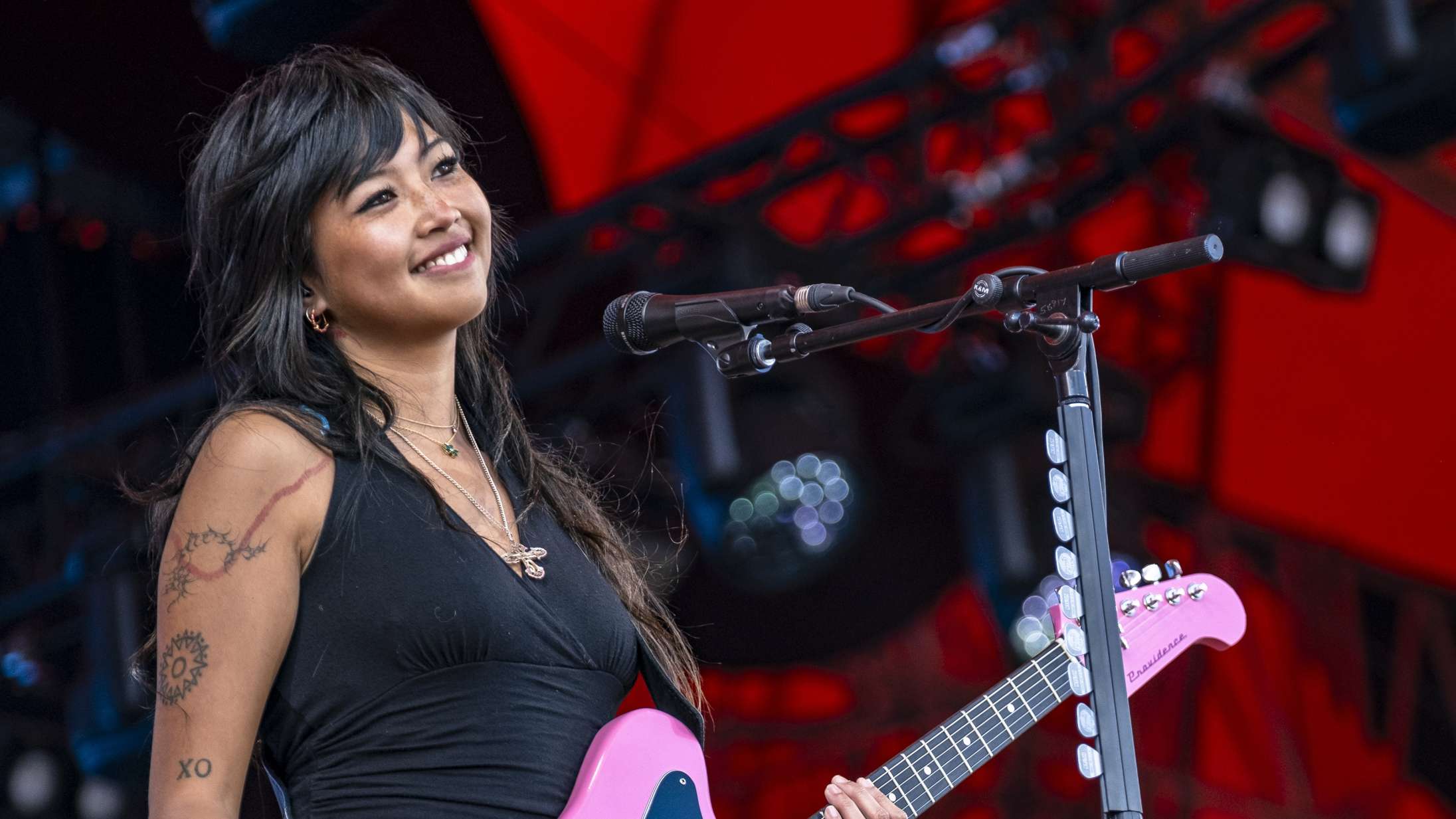 Roskilde Festival: Beabadoobees fanskare er ikke kæmpestor – men den er fandme dedikeret