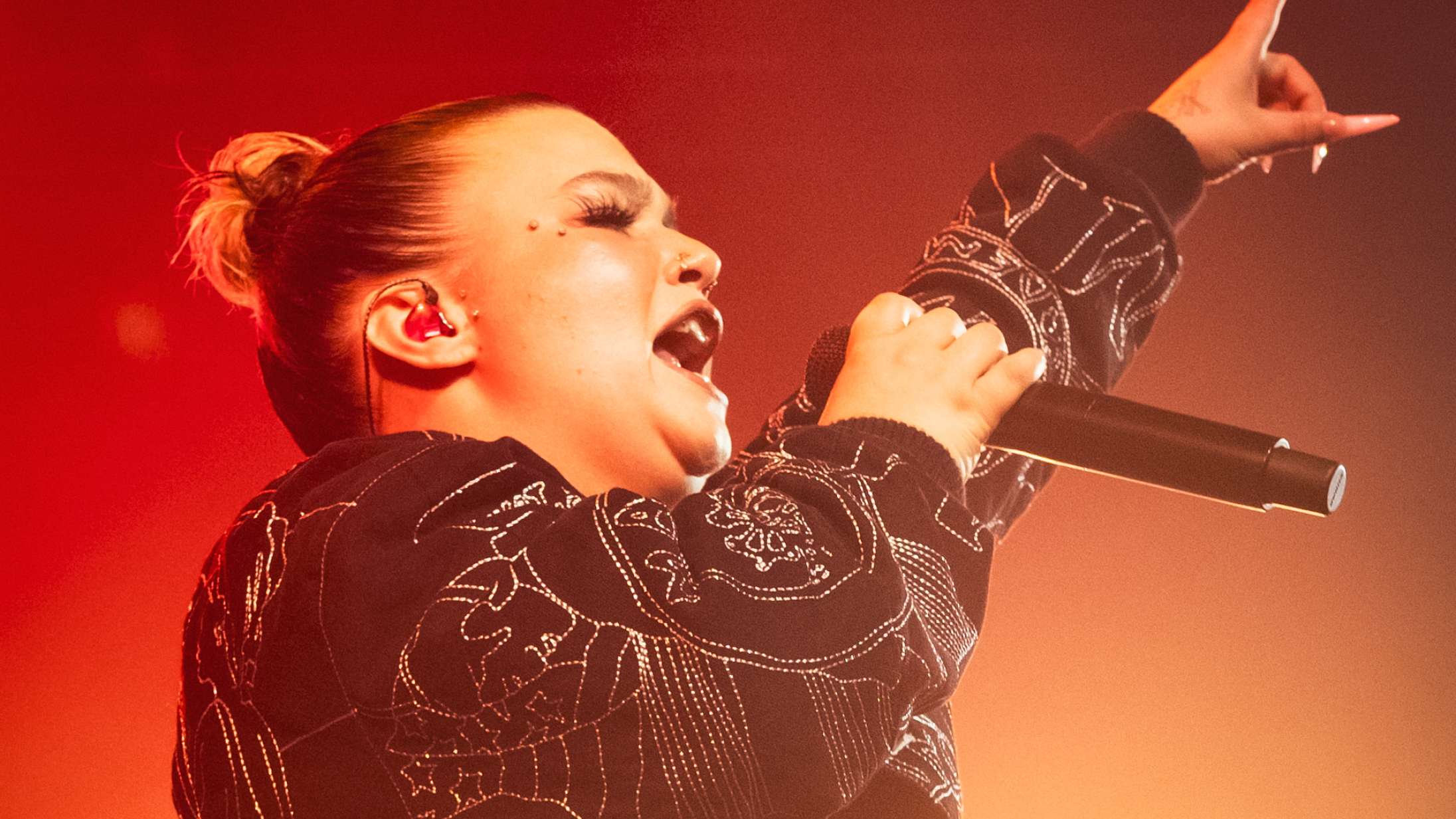 Lola Young kollapsede på scenen under festivalkoncert: »Virkelig fucking skræmmende«