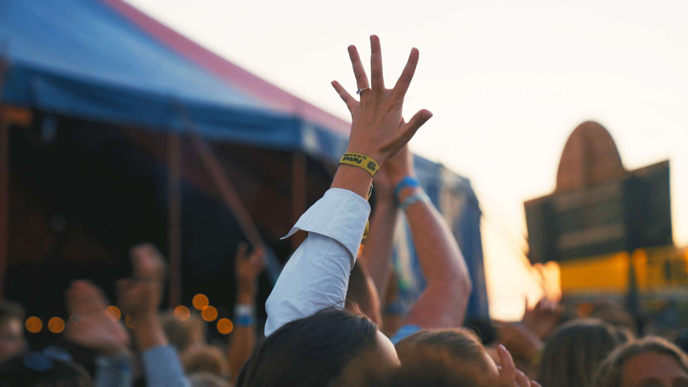 ’Slaget om Tisvilde’: Musik i Lejet splitter kendisriget i møggod og fornøjelig TV 2-dokumentar